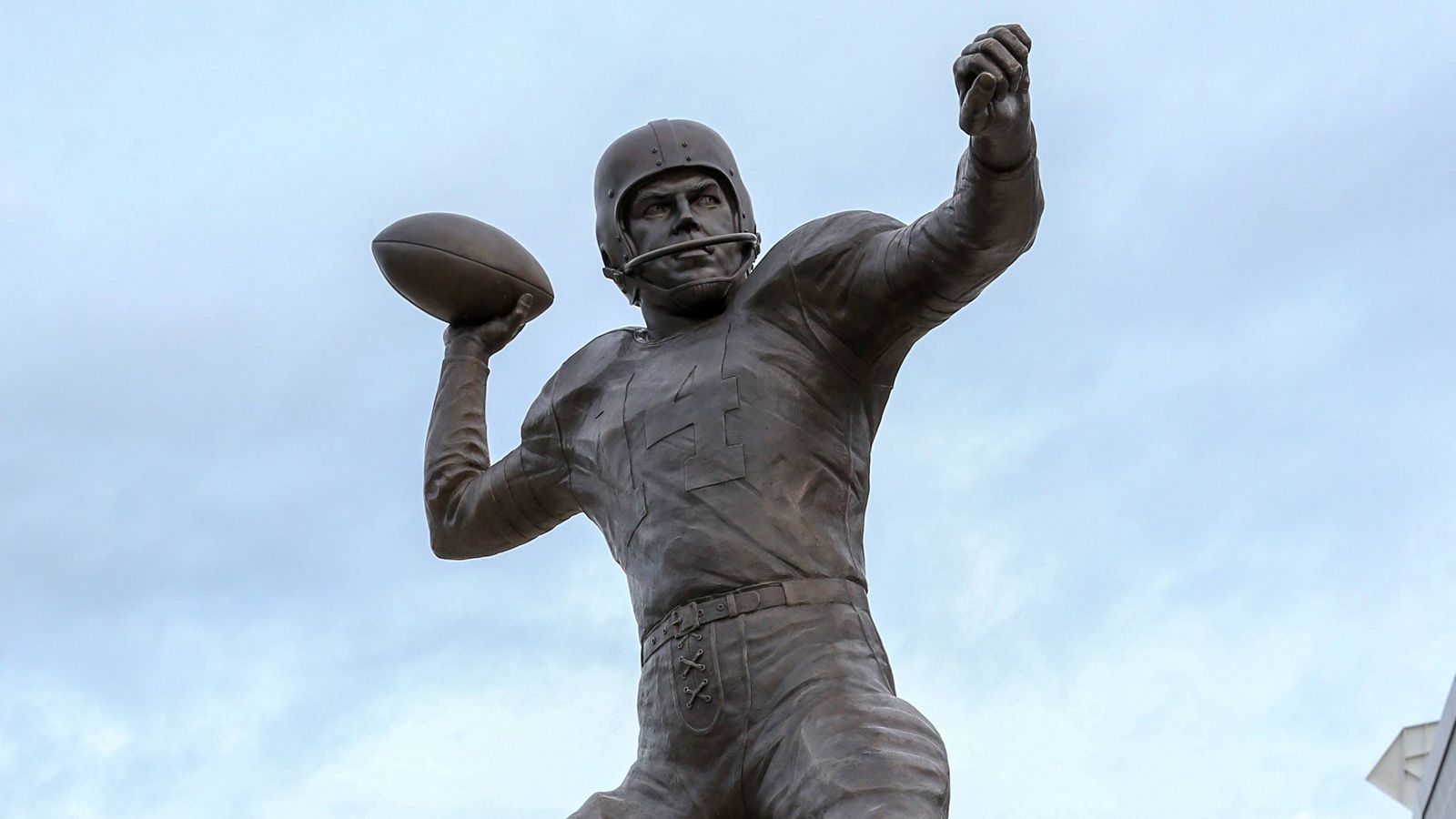 
                <strong>Cleveland Browns</strong><br>
                Otto Graham (174 Touchdown-Pässe)  
              