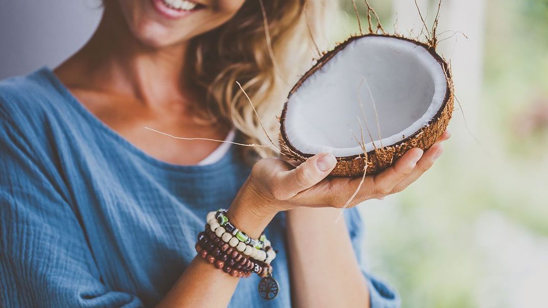 Kokosnussöl spendet den Haaren reichlich Feuchtigkeit und wichtige Nährstoffe, die eure Mähne glänzend und strahlend leuchten lassen.