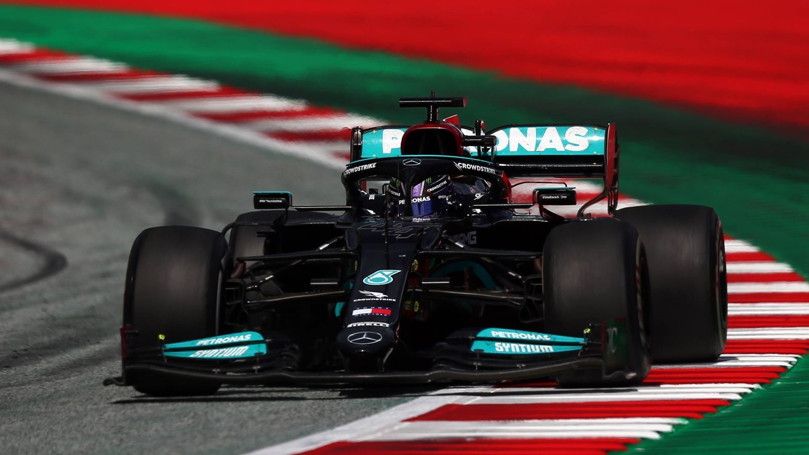 
                <strong>Aero-Änderungen</strong><br>
                Doch was sind die Gründe für den sich anbahnenden Machtwechsel? Zum einen ist es die vor der Saison per Reglement eingeführte aerodynamische Veränderung an den Autos, "die unter dem Strich vor allem für mehr Sicherheit sorgen soll", so Danner im Gespräch mit ran.de: "Also hatten die Teams über den Herbst und Winter die große Aufgabe, diese Neuerungen bestmöglich zu kompensieren – und das hat Red Bull offensichtlich besser gemacht als Mercedes."
              
