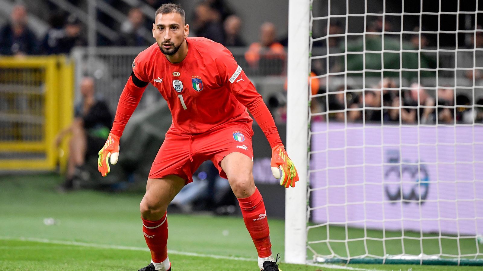 
                <strong>Tor: Gianluigi Donnarumma (Italien)</strong><br>
                Die Titel-Träume des Europameisters platzten bereits am 24. März in den WM-Playoffs. In der zweiten Minute der Nachspielzeit kassierte der 23-Jährige das entscheidende Gegentor zum 0:1 gegen Nordmazedonien.
              