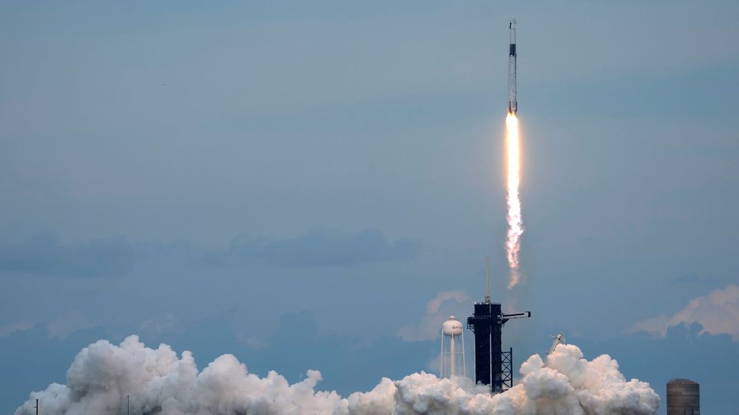 USA, Cape Canaveral: Eine SpaceX Falcon 9-Rakete mit dem Crew Dragon-Raumschiff startet von der Startrampe 39A des Kennedy Space Centers. 