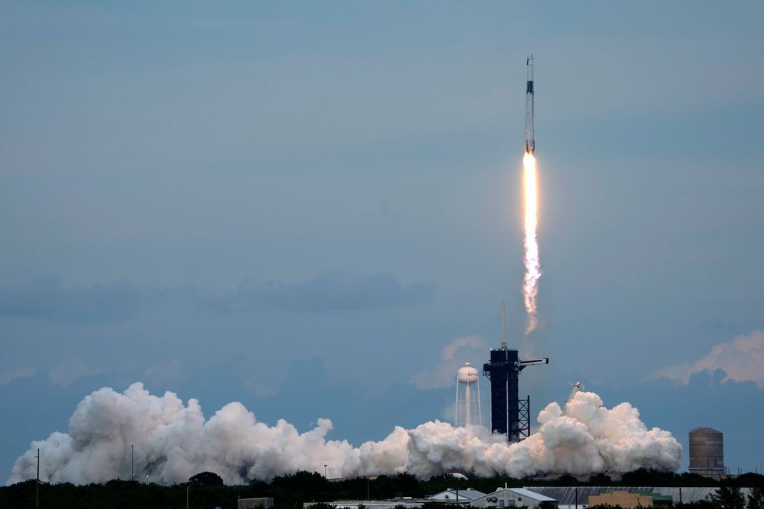 USA, Cape Canaveral: Eine SpaceX Falcon 9-Rakete mit dem Crew Dragon-Raumschiff startet von der Startrampe 39A des Kennedy Space Centers. 
