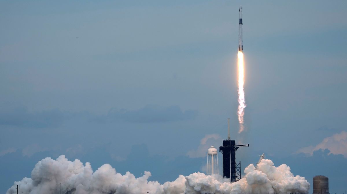 USA, Cape Canaveral: Eine SpaceX Falcon 9-Rakete mit dem Crew Dragon-Raumschiff startet von der Startrampe 39A des Kennedy Space Centers. 