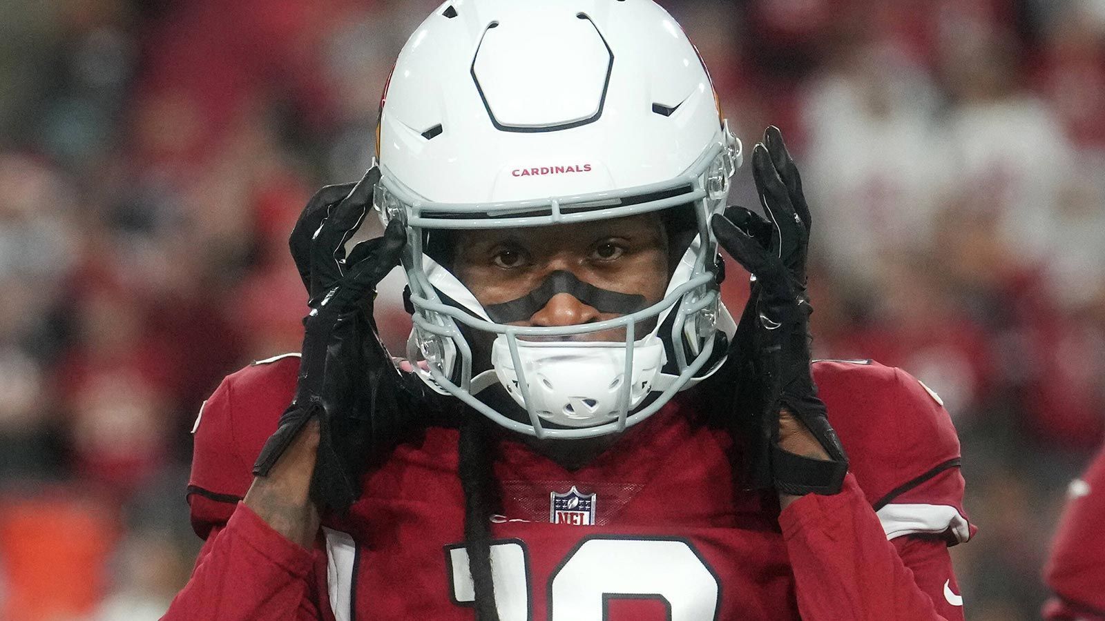 
                <strong>Arizona Cardinals - DeAndre Hopkins</strong><br>
                Es ist kein Geheimnis mehr, dass die Zeichen zwischen den Arizona Cardinals und DeAndre Hopkins auf Abschied stehen. Wenn sich kein Trade findet, wäre eine Entlassung durchaus plausibel, denn Arizonas Gehaltsspielraum würde sich um mehr als 19 Millionen Dollar steigern.&#x2022; Vor dem 1. Juni<br/><br>&#x2022; Nach dem 1. Juni<br/><br>
              