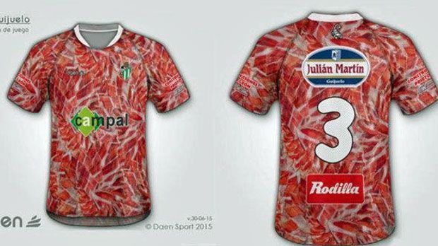 
                <strong>Guijuelo</strong><br>
                Der spanische Drittligist Guijuelo setzt in der kommenden Saison auf kulinarische Trikots. So laufen die Spieler in Zukunft in Jerseys auf, die im Schinken-Design konzipiert sind. Da will man seinen Gegenspieler dann wohl gleich auf dem Spielfeld verspeisen.
              