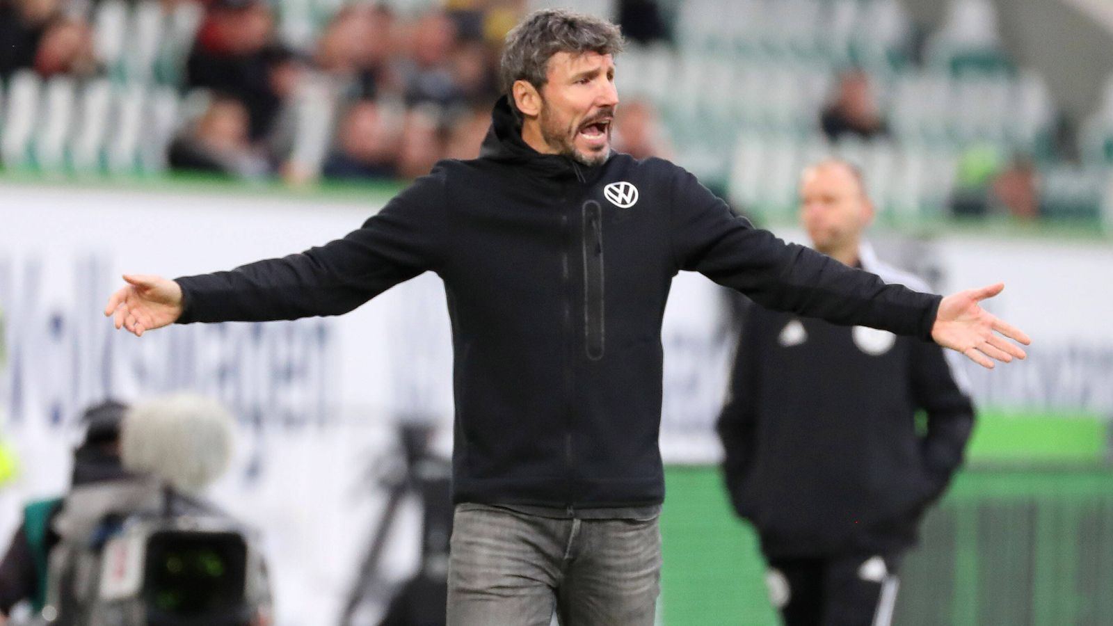 
                <strong>Mark van Bommel (Trainer beim VfL Wolfsburg)</strong><br>
                So gut es als Spieler für van Bommel in der Bundesliga lief, so schlecht lief es als Trainer. 2021 berief ihn der VfL Wolfsburg als neuen Hauptübungsleiter. Im ersten Spiel jedoch unterlief ihm ein Faux-Pas: Im Pokalspiel bei Preußen Münster wechselte er einmal zu viel, sodass die Partie im Nachhinein für die Preußen gewertet wurde. Zwar stand der VfL mit ihm nach fünf Spielen auf Platz eins, jedoch folgte danach kein Sieg mehr. Nach nur dreieinhalb Monaten im Amt wurde er entlassen.
              