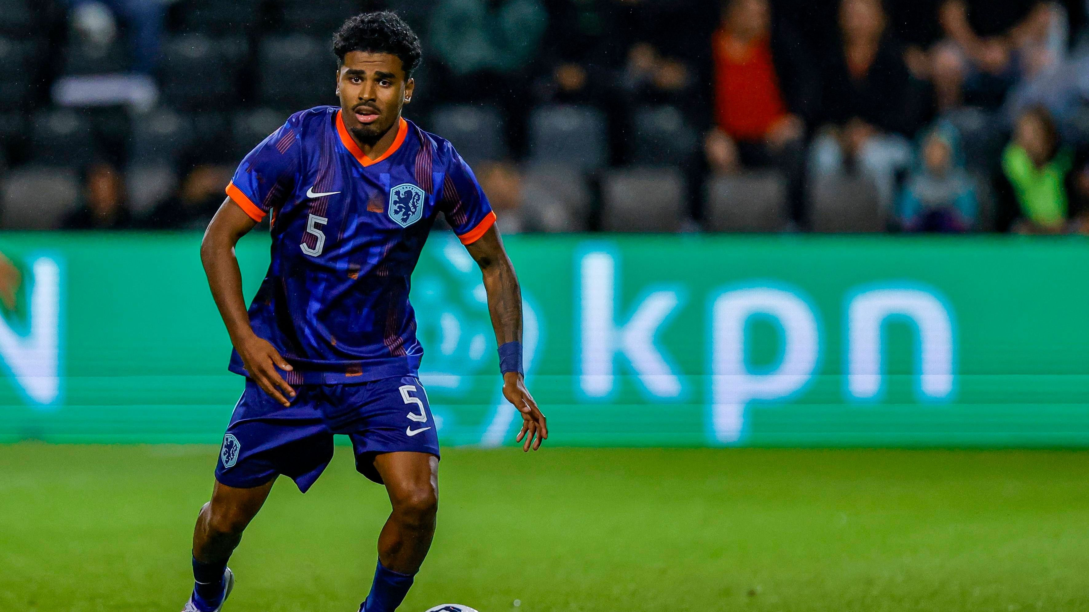 <strong>Ian Maatsen (Niederlande)</strong><br>Der Ex-Dortmunder Ian Maatsen sticht aus dem Kader der Niederländer heraus. Zum einen kennt man den Außenverteidiger aus seiner durchaus erfolgreichen BVB-Zeit, zudem bringt der 23-Jährige auch schon recht viel Erfahrung aus der Premier League mit, wo er aktuell für Aston Villa spielt. Außerdem weiß er genau, wie man Europameister wird, schaffte dies 2019 mit der niederländischen U17.