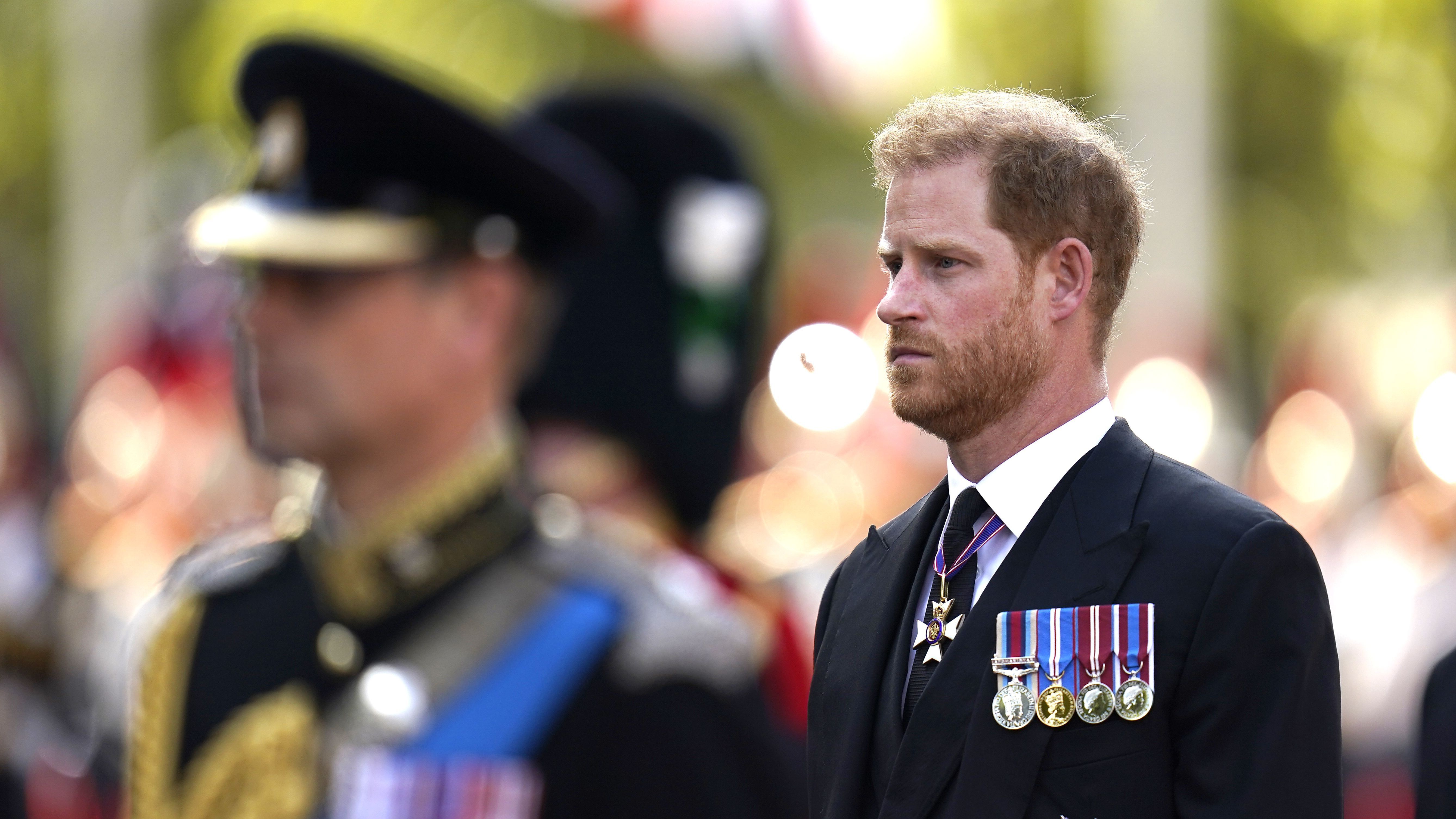 Prinz Harry beim Trauerzug für die Queen.