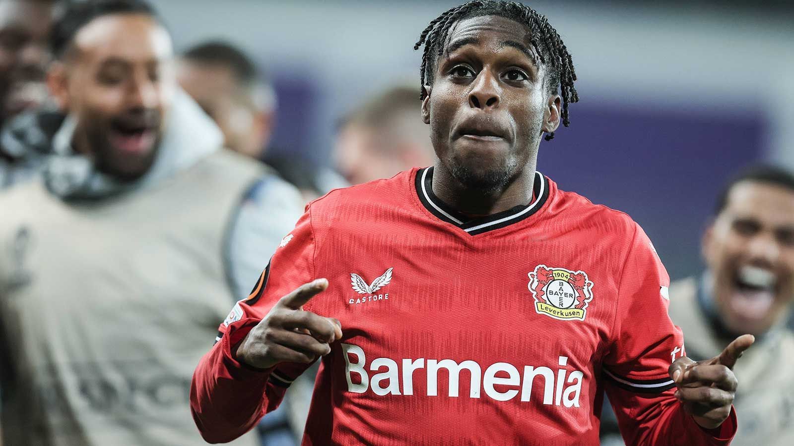 
                <strong>Rechter Verteidiger: Jeremie Frimpong (Bayer 04 Leverkusen)</strong><br>
                Blühte spätestens nach dem Trainerwechsel in Leverkusen von Gerardo Seoane auf Xabi Alonso komplett auf. Kam in bis dato jedem Bundesligaspiel der Saison zum Einsatz, startete davon 29 Mal und legt mit 14 Scorerpunkten seine mit Abstand stärkste Saison der Karriere hin. Sein unglaubliches Tempo ist seine wohl größte Stärke. Kaum zu glauben, dass er bei der WM für die Niederlande keine einzige Minute spielen durfte und noch auf sein Elftal-Debüt wartet. Einige Top-Klubs, darunter Manchester United und Real Madrid, sollen den pfeilschnellen Außenverteidiger mittlerweile beobachten.
              