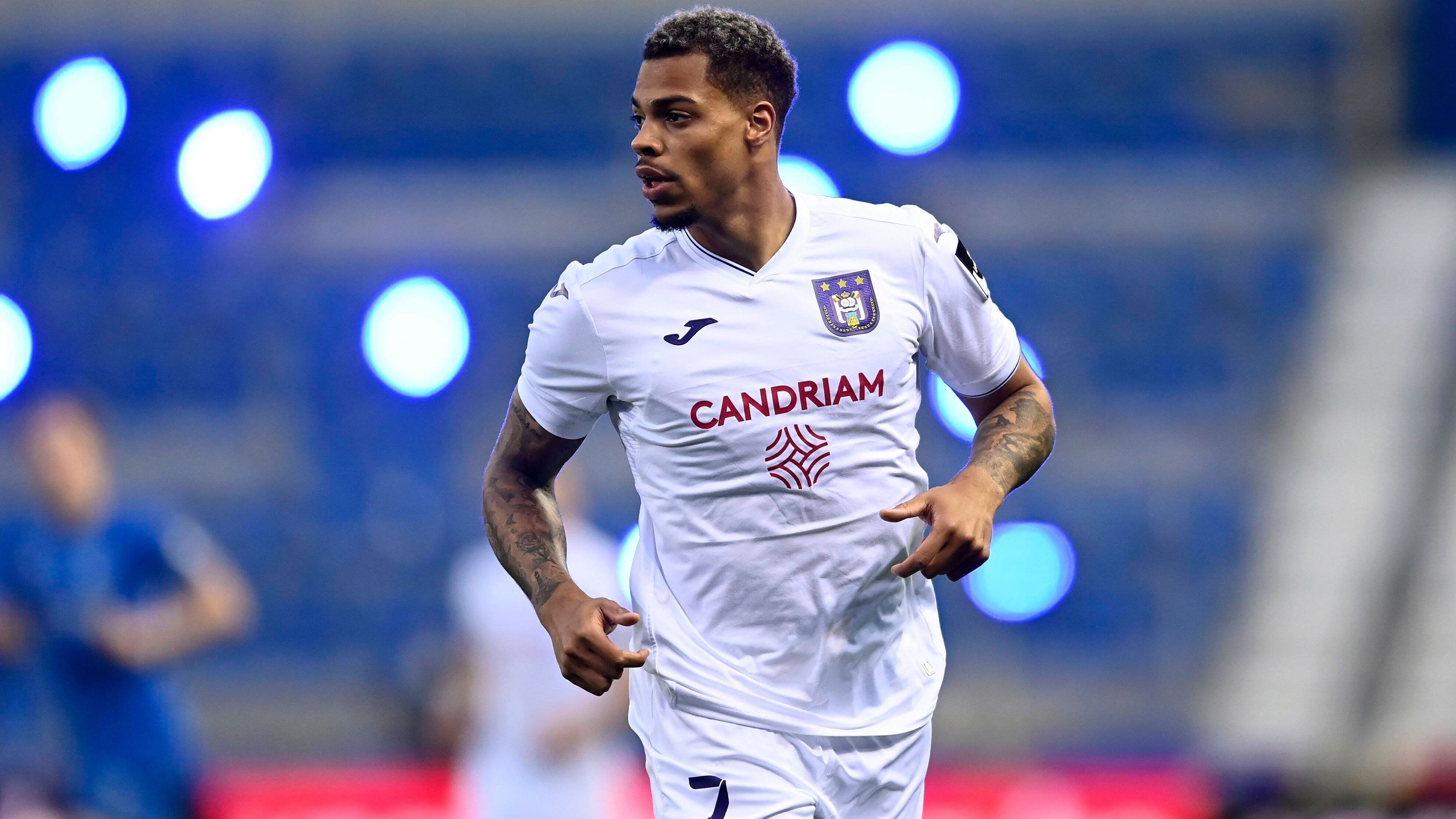 
                <strong>Lukas Nmecha (RSC Anderlecht)</strong><br>
                Der Top-Scorer der U21-Nationalelf dürfte sich mit der Leistung bei der EM noch mehr in den Vordergrund auf dem europäischen Transfermarkt gespielt haben. Laut der portugiesischen "A Bola" hat sich nun auch Sporting Lissabon in die Verhandlungen um den Stürmer eingeschaltet. Nmecha hat in der vergangenen Saison auf Leihbasis bei RSC Anderlecht in Belgien gekickt und wird nach der EM zunächst zu Manchester City zurückkehren. Dass der 22-Jährige dort die kommende Spielzeit verbringt, ist jedoch eher unwahrscheinlich. 
              