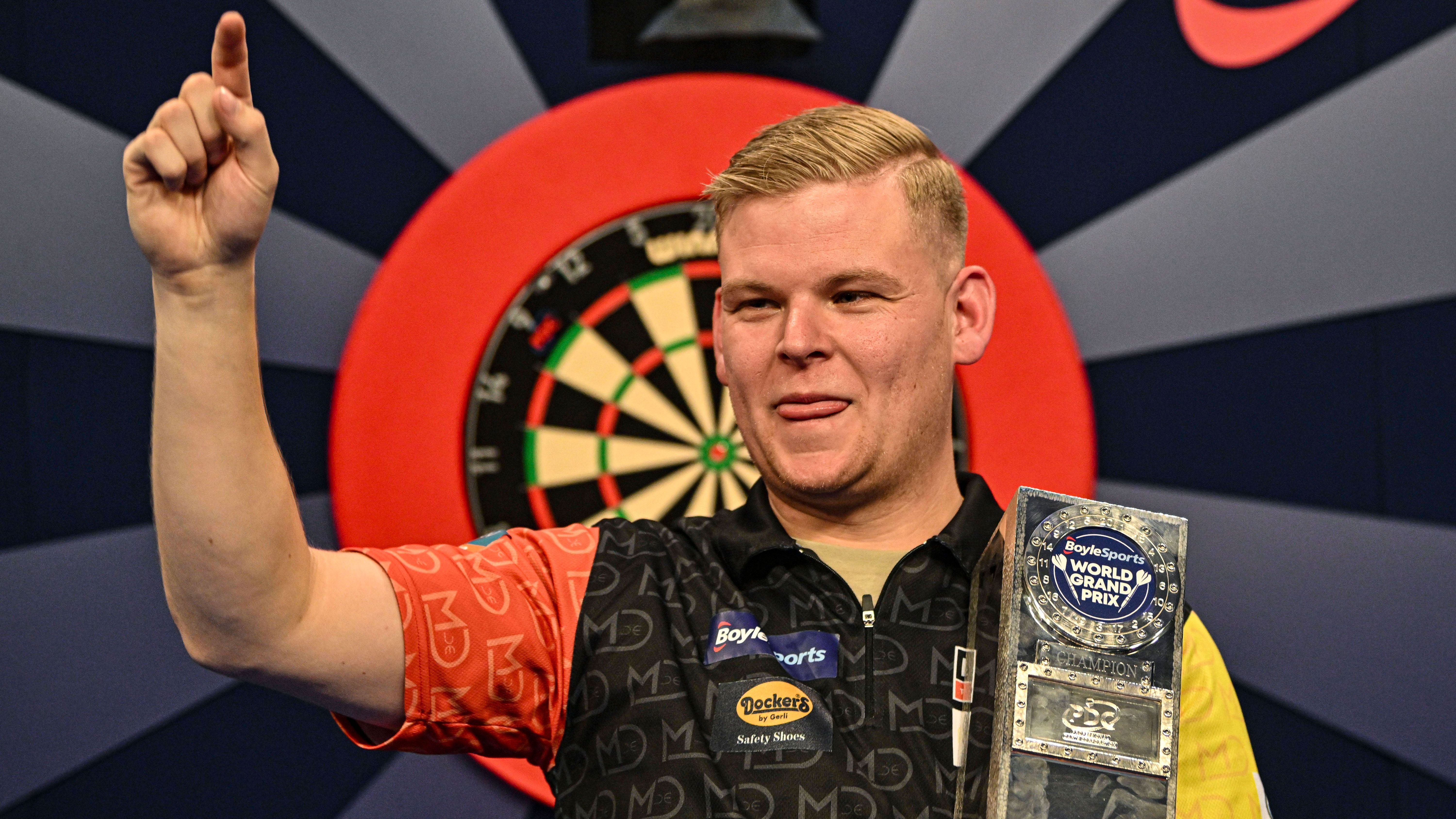 <strong>Darts: Die aktuelle Order of Merit</strong><br><a data-li-document-ref="444654" href="https://www.ran.de/sports/darts/darts-international/news/darts-sensation-finalsieg-gegen-weltmeister-luke-humphries-aussenseiter-de-decker-gewinnt-world-grand-prix-444654">Mike De Decker hat sich sensationell den World Grand Prix gesichert</a> und durch seinen ersten Major-Titel einen satten Sprung in der Order of Merit gemacht, zuvor stand der Belgier nicht in der Top 32. Dafür verdrängte er einen Deutschen. Peter Wright verliert weiter an Boden. <em><strong>ran</strong></em> zeigt euch die aktuellen Platzierungen und das erspielte Preisgeld der vergangenen zwei Jahre. <em>(Stand: 14. Oktober 2024, Quelle: dartsrankings.com)</em>