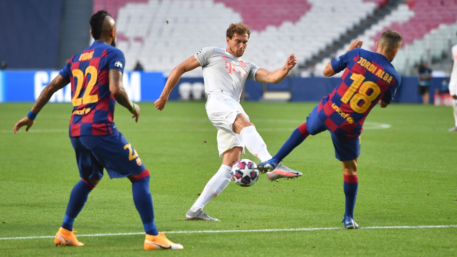 
                <strong>Leon Goretzka</strong><br>
                Zusammen mit Thiago der Taktgeber im Mittelfeld, wobei er seine Rolle wie immer offensiver interpretiert. Auch die kreativen Momente gehen eher von Goretzka als von Thiago aus. Schaltet sich immer wieder in den Angriff mit ein. Mit einem sehenswerten Assist zum 3:1, als er mit dem Rücken zur Abwehr in Gnabrys Lauf chipt, der eiskalt verwandelt. Kurz darauf mit der großen Chance, als Müller im mit der Hacke in den Lauf spielt. Beim 2:4 mit einem kleinen Schönheitsfehler, weil er Suarez zu viel Platz lässt. ran-Note: 2
              