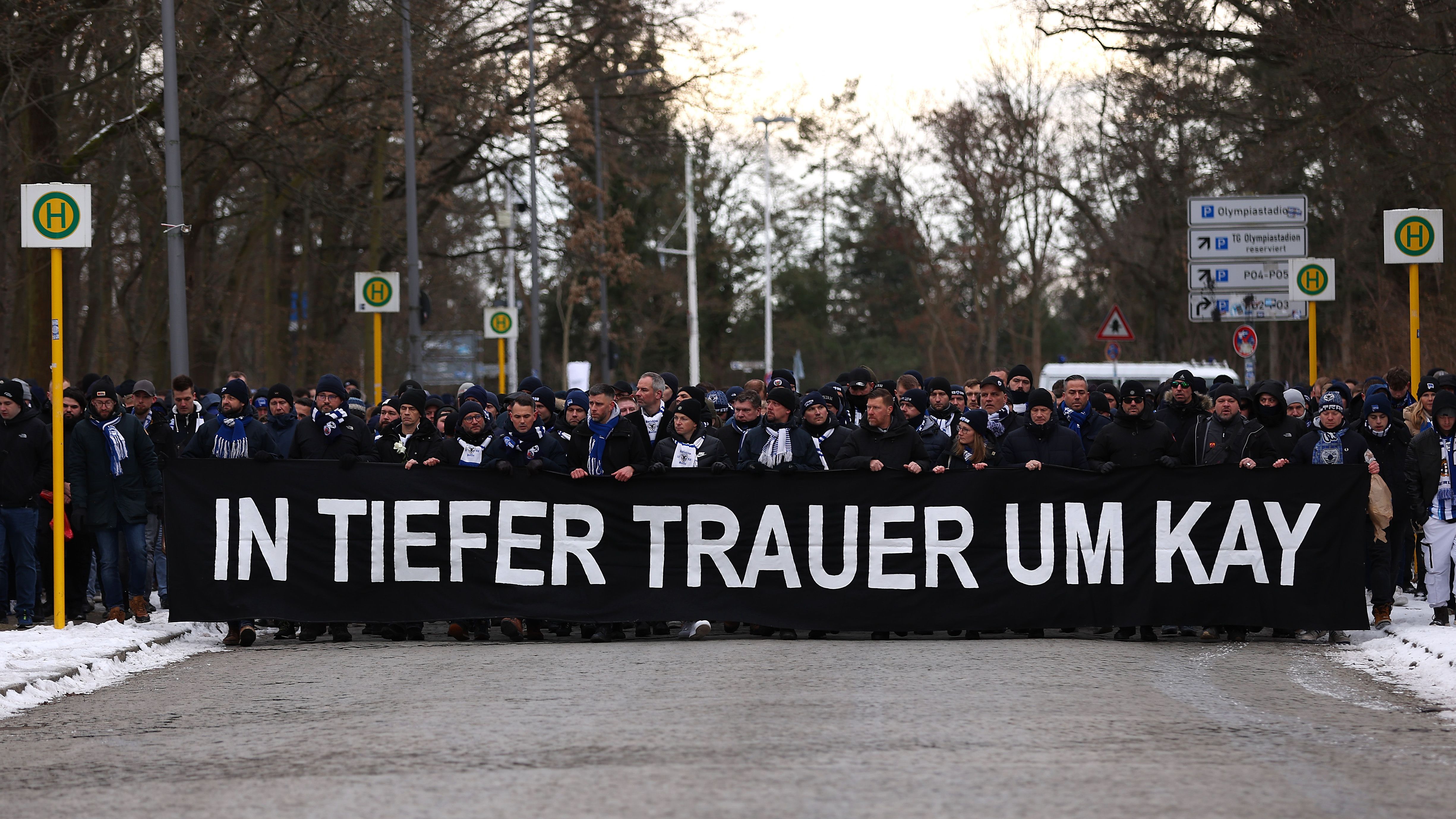 <strong>Fanmarsch zum Stadion</strong><br>Die organisierte Fanszene der Hertha, der Bernstein früher selbst angehörte, rief zu einem Trauermarsch Richtung Stadion auf. An diesem nahmen nicht nur Fans der Hertha teil, sondern auch zahlreicher anderer Vereine aus ganz Deutschland. Insgesamt sollen rund 7.000 Anhänger dabei gewesen sein.