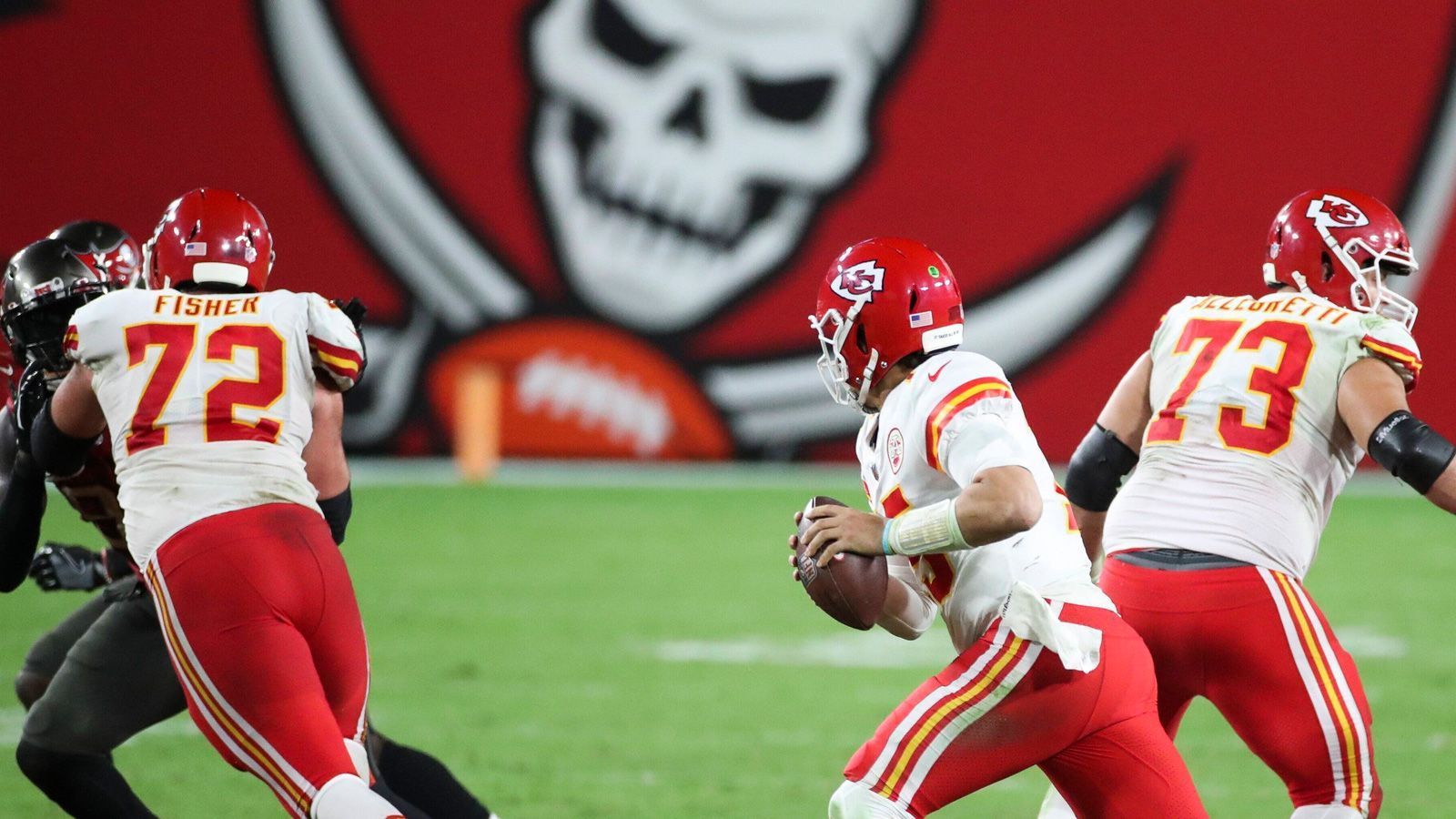 
                <strong>Der Super Bowl als Regular Season-Rematch</strong><br>
                Am Sonntag spielen die Kansas City Chiefs gegen die Tampa Bay Buccaneers im Super Bowl LV (ab 22:40 Uhr live auf ProSieben und ran.de). Und es ist nicht das erste Duell der beiden in dieser Saison. Am 12. Spieltag, am 29. November bezwangen die Chiefs die Bucs mit 27:24. Es ist das insgesamt 14. Mal in der Geschichte der NFL, dass die Super-Bowl-Paarung bereits in der Regular Season gespielt wurde. Wir zeigen Euch die Ergebnisse der anderen 13 Paarungen und verraten, was das für den Super Bowl zu bedeuten hat.
              