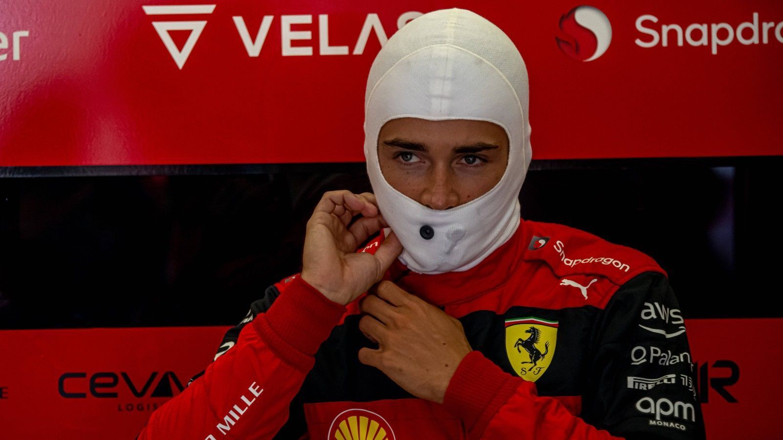 
                <strong>Verlierer: Charles Leclerc</strong><br>
                Es läuft einfach nicht für Charles Leclerc. Um es genauer zu sagen: Es läuft überhaupt gar nicht. Zwar musste der Monegasse in Spa aufgrund einer Motorenstrafe ebenfalls von weit hinten starten, im Gegensatz zu Max Verstappen konnte er aber keine beeindruckende Aufholjagd hinlegen. Er fuhr in seinem Ferrari zwar bis auf Rang fünf vor, eine 5-Sekunden-Strafe aufgrund überhöhter Geschwindigkeit in der Boxengasse brachte ihm am Ende aber nur den sechsten Platz ein. In der WM-Wertung fällt der 24-Jährige immer weiter zurück, aus eigener Kraft kann er bereits nicht mehr Weltmeister werden. Dass die Scuderia ratlos ist, wie der Rückstand auf Red Bull verringert werden könnte, macht die Sache nicht besser.
              