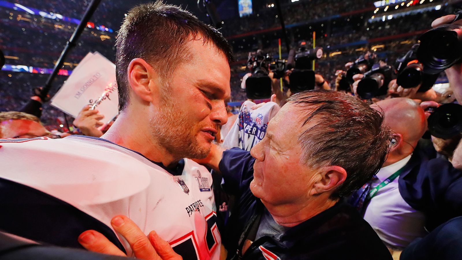 
                <strong>Gewinner: TB12 und Bill B</strong><br>
                Viele Experten und Fans hatten bereits den Abgesang auf die New England Patriots angestimmt, als Brady & Co. zwei der ersten drei Saisonspiele verloren. Zu früh gefreut: Die Dynastie dieser Franchise ist noch längst nicht beendet. Wie es typisch für die Patriots ist, drehen sie in den Playoffs richtig auf. Quarterback Tom Brady und Head Coach Bill Belichick feiern gemeinsam den sechsten Super-Bowl-Sieg. Ein Ende dieser Erfolgsserie ist nicht in Sicht. Schließlich möchte Brady weiterspielen, bis er 45 Jahre alt ist - und er ist "erst" 41.
              