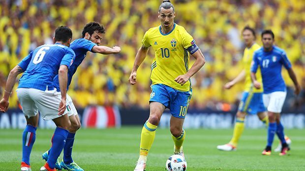 
                <strong>Zlatan Ibrahimovic</strong><br>
                Zlatan Ibrahimovic: Ob verfolgt von zwei, drei oder vier Gegenspielern, "Ibrakadabra" zeigt vollen (Körper-)Einsatz. Wird von seinen Teamkollegen immer wieder als Anspielpartner gesucht, wird aber kaum gefunden, denn gegen das italienische Abwehrbollwerk tut sich auch "König Zlatan" schwer - beißt sich vor allem an Chiellini die Zähne aus. Selbst wenn er (aus Abseitsposition) zum Abschluss kommt, setzt er den Ball daneben. ran-Note: 5
              