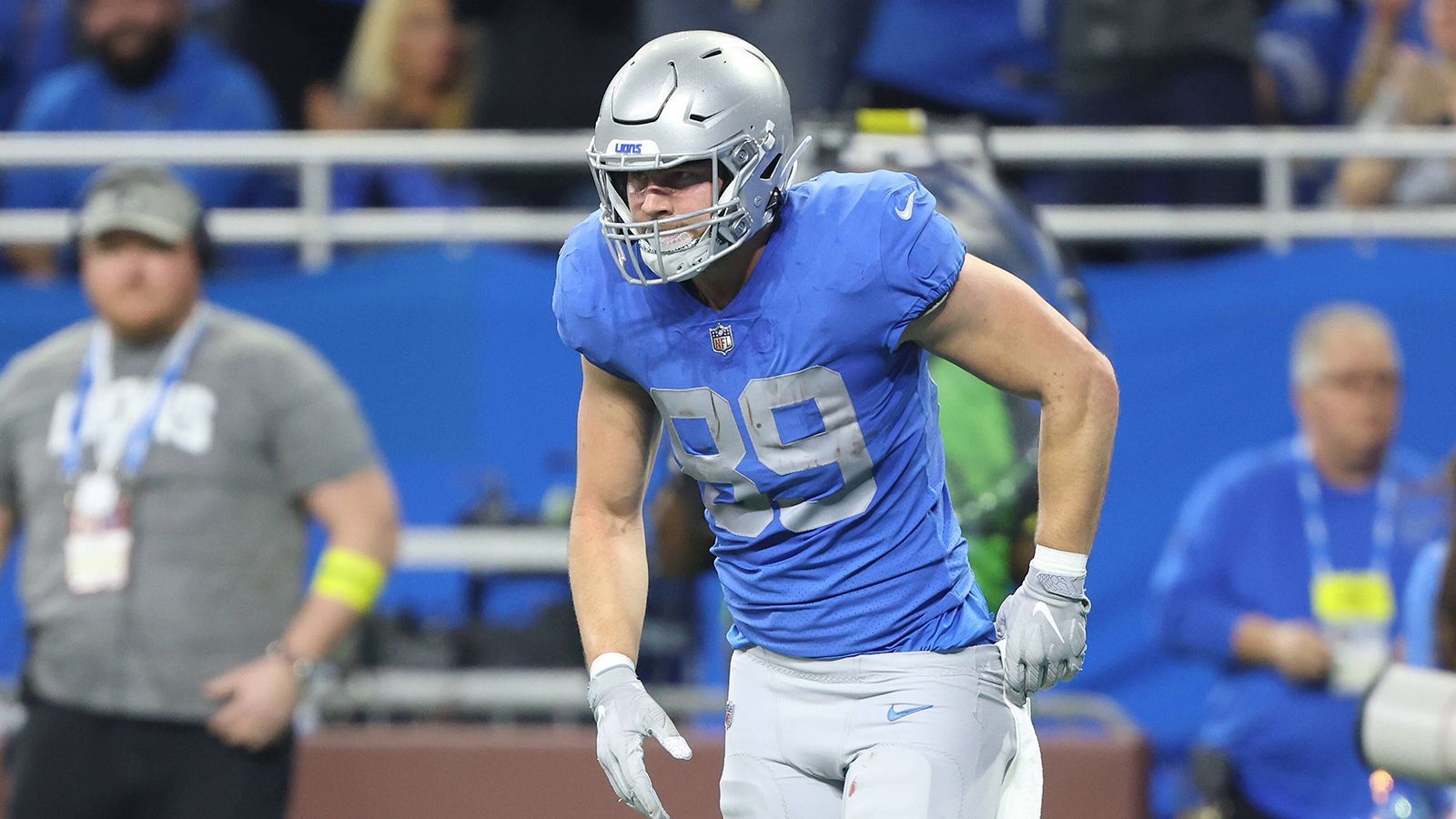 
                <strong>32. Platz: Detroit Lions</strong><br>
                &#x2022; Starter: Brock Wright<br>&#x2022; Backups: Sam LaPorta, James Mitchell<br>Nach dem Trade von T.J. Hockenson inmitten der abgelaufenen Spielzeit setzen die Detroit Lions nun auf eine Reihe an jungen Spielern. Die drei etatmäßigen Top-Tight-Ends im Kader sind allesamt 24 Jahre oder jünger. Dementsprechend gering ist auch die NFL-Erfahrung. Brock Wright und James Mitchell sammelten letzte Saison zusammen 300 Yards, Drittrunden-Pick Sam LaPorta könnte für etwas mehr Dynamik sorgen. Die Lions brauchen etwas Entwicklungszeit, dürften dann aber schnell den letzten Platz verlassen. 
              