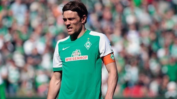 
                <strong>Werder Bremen</strong><br>
                Werder Bremen: Clemens Fritz. Eigentlich wollte der Werder-Oldie seine Karriere im Sommer 2016 beenden. Doch nach dem überstandenen Abstiegskampf hängt der Routinier noch ein Jahr dran - und wird auch sein Kapitänsamt weiter ausüben dürfen.
              