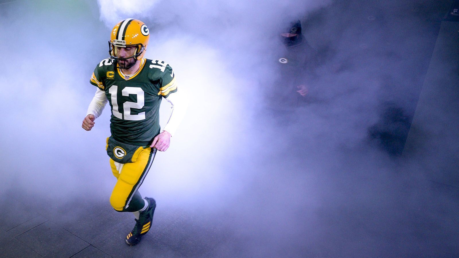 
                <strong>Verbleib bei den Packers</strong><br>
                Momentan macht es allerdings nicht den Anschein, als ob die Packers ihren Superstar abgeben würden. "Nein, wir werden Aaron Rodgers nicht traden", erklärte General Manager Brian Gutekunst beim "NFL Network": "Er ist unser Quarterback. Er ist unser Anführer." Rodgers' Vertrag in Wisconsin läuft noch bis 2023, sollte man sich darüber hinaus nicht einig werden, könnte Rodgers auch ein Franchise Tag drohen. Sportlich ist der 39-Jährige über jeden Zweifel erhaben, doch sein Trade-Wunsch könnte zu einem äußerst diffizilen Verhältnis beider Parteien führen, mit offenem Ausgang. Momentan erscheint es jedenfalls nur schwer vorstellbar, dass Rodgers zum Saisonstart wieder die Packers-Offense leiten wird, doch bis dahin vergehen ja noch einige Monate.
              