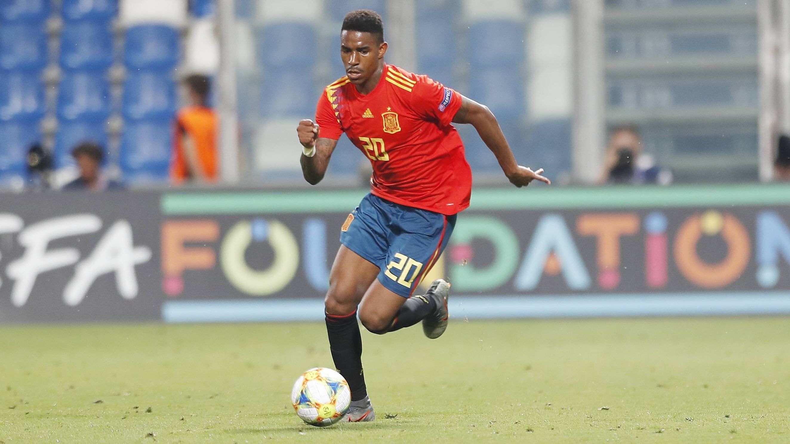 
                <strong>Junior Firpo (Abwehr)</strong><br>
                Alter: 22Verein: Betis SevillaErstliga-Spiele/Tore: 38/5U21 Länderspiele/Tore: 3/0Zuletzt kursierten in spanischen Medien Gerüchte, wonach der FC Liverpool Junior als Back-Up für Andy Robertson holen wolle.
              