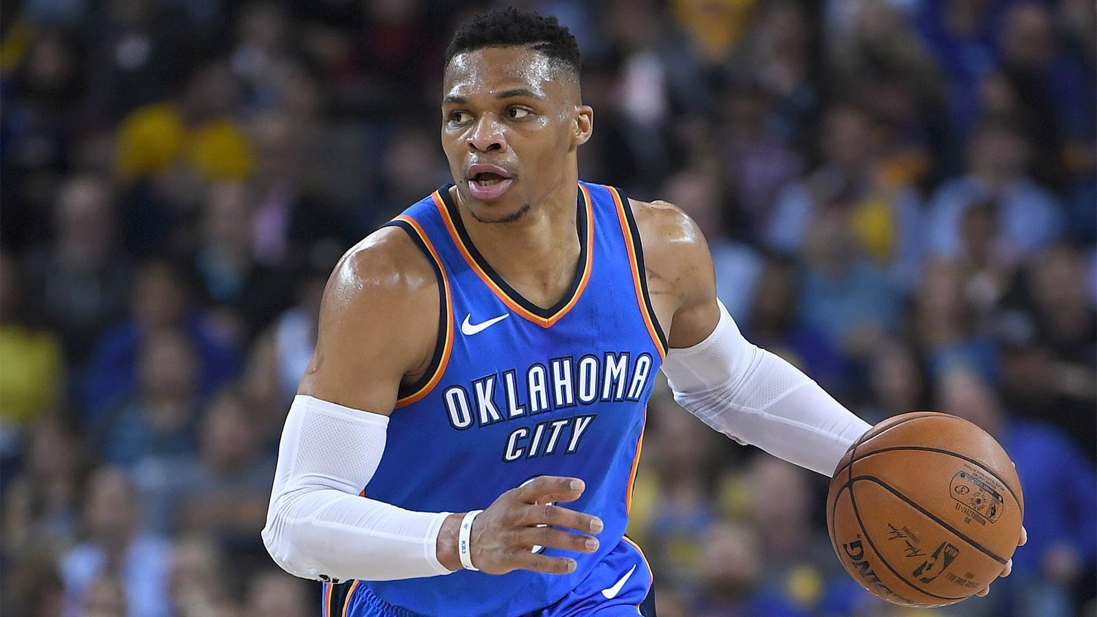 
                <strong>Platz 5: Russell Westbrook, Oklahoma City Thunder</strong><br>
                2017/18 Stats: 25,4 Punkte/ 10,1 Rebounds/ 10,3 Assists/ 1,8 StealsObwohl er seinen MVP-Triumph in der vergangenen Saison nicht wiederholen konnte, schrieb Russell Westbrook trotzdem Geschichte. Als erster Spieler in der NBA-Geschichte lieferte er eine zweite Saison mit einem Triple-Double-Average ab. Individuell war das eigentlich gut genug für die MVP-Krone, doch das Team hatte mit Schwierigkeiten zu kämpfen. Das Star-Trio aus Westbrook, Paul George und Carmelo Anthony fand nie einen gemeinsamen Rhythmus und die Offensive stotterte. Am Ende stand nur Platz 7 im Westen und das Erstrunden-Aus gegen die Utah Jazz. Anthony wurde von vielen als Sündenbock ausgemacht und deshalb abgeschoben. Etwas überraschend entschied sich Paul George gegen die Lakers und verlängerte in OKC. Westbrook wird wie immer Monster-Statistiken auflegen - können die Thunder oben mitspielen, hat er eine Chance.  
              