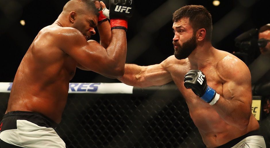 
                <strong>Andrei Arlovski (r.)</strong><br>
                Andrei Arlovski (r.) regierte 2005 die Schwergewichtsklasse als Weltmeister - in einer Zeit, in der die UFC noch nicht in den Mainstream durchgebrochen war. Seine Fehde mit Tim Sylvia hielt die Fans über mehrere Jahre bei der Stange. Am 3. September trifft er im Hauptkampf von UFC Hamburg auf die Schwergewichts-Legende Josh Barnett - ab 21:00 Uhr live im Black Pass auf ranFighting.de.
              