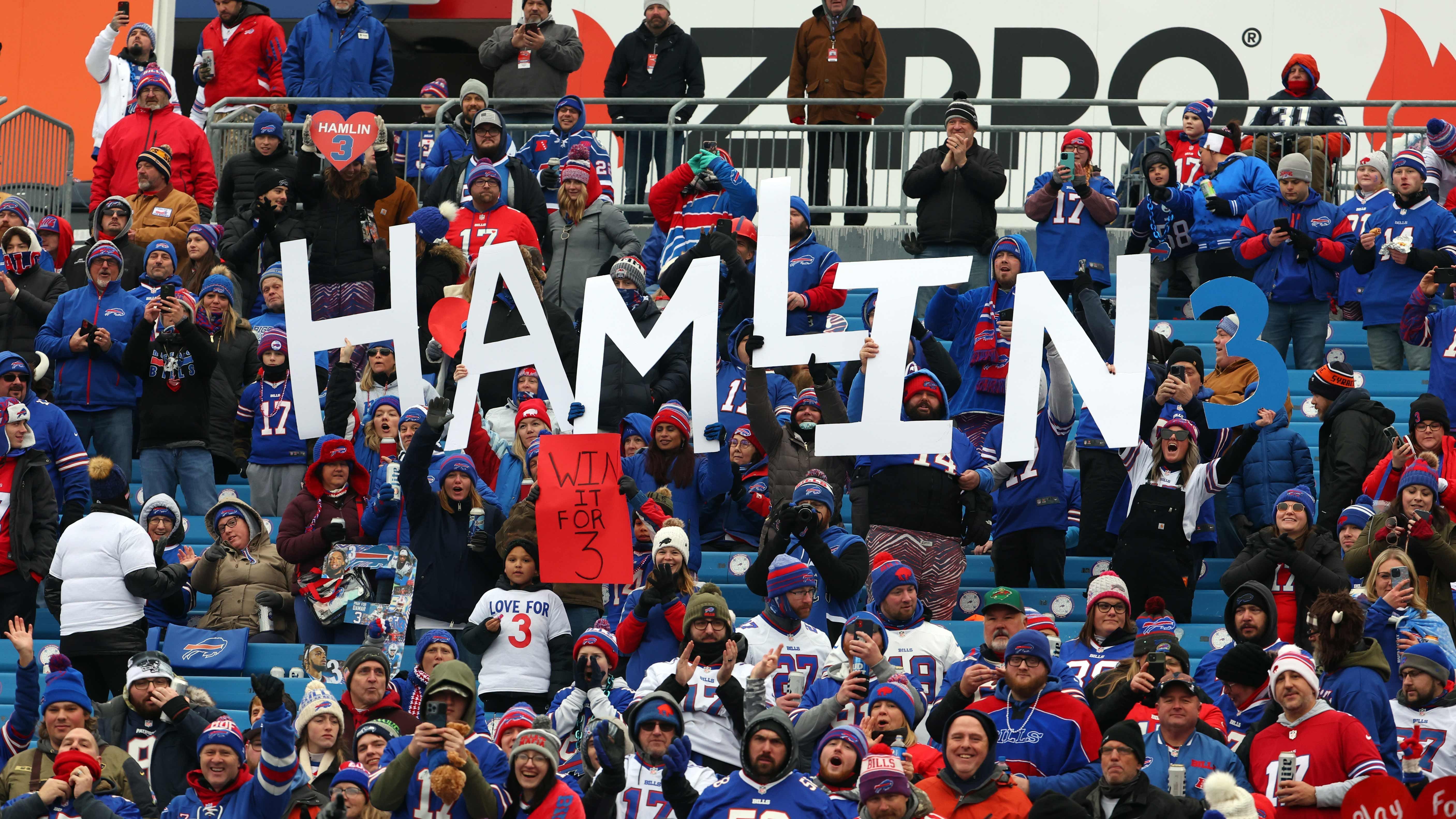 
                <strong>Bills Mafia mit Hamlin-Schriftzug im Stadion</strong><br>
                Auch die Bills Mafia im Stadion hat reichlich Unterstützung für Hamlin mitgebracht. Hier halten Fans einen Schriftzug des Spielers hoch.
              