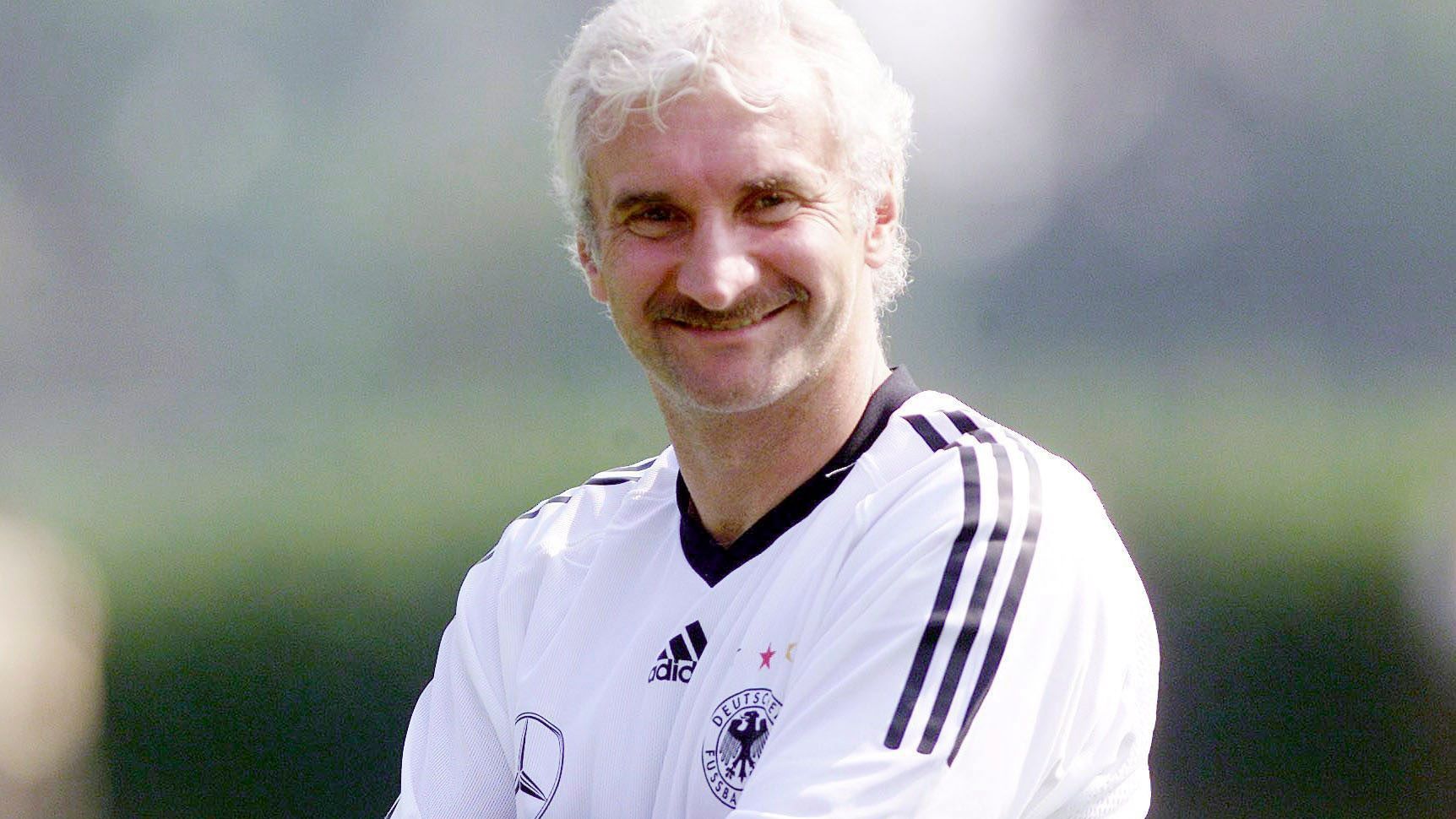 <strong>Bundestrainer Rudi Völler: So lief es beim ersten Mal</strong><br>Nach der Entlassung von Hansi Flick muss Rudi Völler gegen Frankreich interimsweise als Bundestrainer übernehmen. Es ist nicht das erste Mal, dass er den Posten bekleidet: 2000 bis 2004 coachte Völler bereits die DFB-Elf. <strong><em>ran</em></strong> zeigt die Höhepunkte seiner Amtszeit, von einem Kokainskandal über ein WM-Finale bis hin zu "drei Weizenbieren".