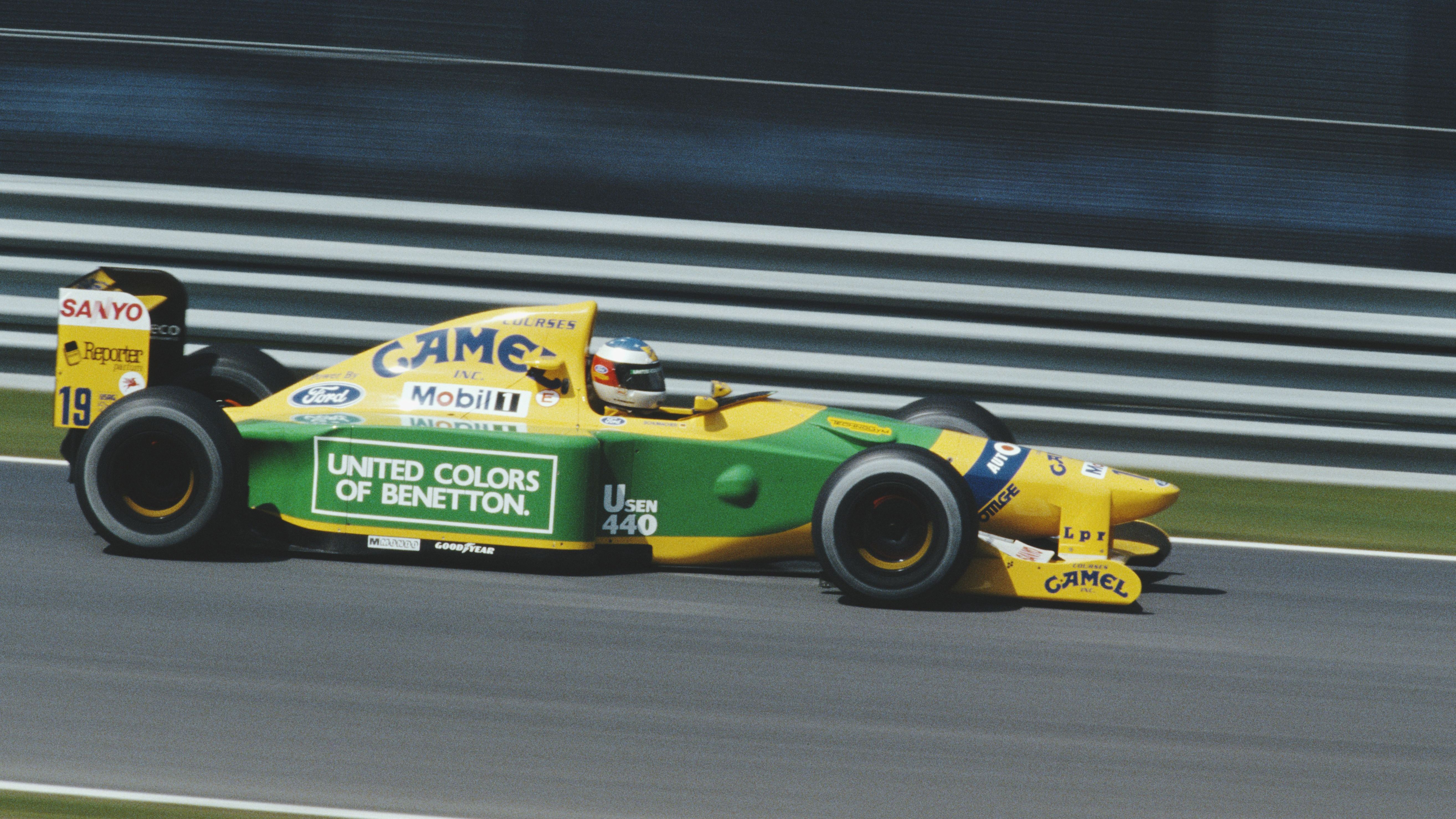 <strong>Wechsel zu Benetton</strong><br>Direkt im Anschluss an sein Debüt in Belgien schnappte sich Benetton den Deutschen - auch auf Intervention von Bernie Ecclestone, der den deutschen Markt stärken wollte. Beim italienischen Team um Flavio Briatore ersetzte er den Brasilianer Roberto Moreno. Gleich in seinen ersten drei Rennen fuhr Schumacher jeweils in die Punkte.