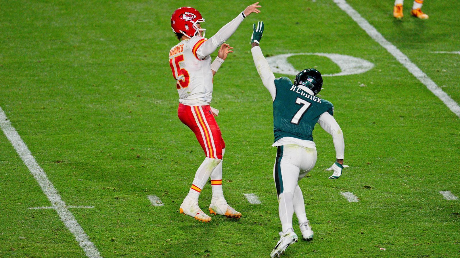 
                <strong>Philadelphia Eagles</strong><br>
                Wenn Bobby Wagner nochmal eine Titelchance haben will, könnten die Philadelphia Eagles die richtige Anlaufstelle sein. Die Eagles hatten in der abgelaufenen Saison mit 70 Sacks eine historisch gute Defense, allerdings kommen bei der Franchise in dieser Offseason einige Spieler in die Free Agency. So auch die Linebacker T.J. Edwards und Kyzir White. Ähnlich wie bei den Dallas Cowboys kommt es wohl ein wenig darauf an, wer das Team verlässt und wer bleibt. Sonst ist mit Wagner ein Topstar auf dem Markt, der helfen könnte, erneut eine historische Defense aufzustellen.
              