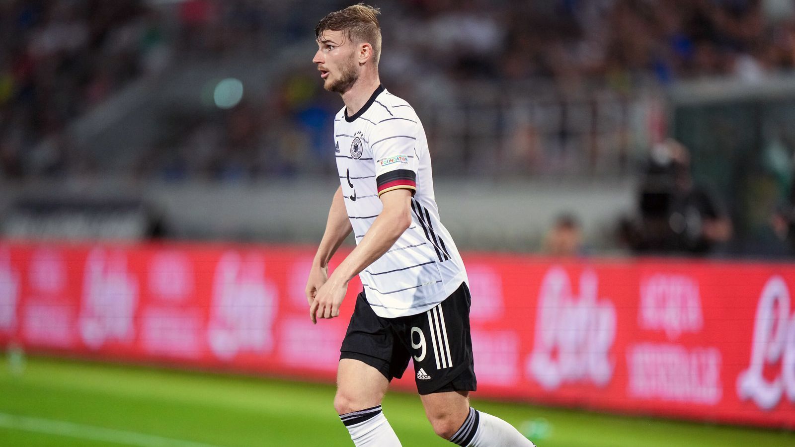 
                <strong>Timo Werner</strong><br>
                Kommt in der 65. Minute für Musiala und hat zehn Minuten später eine gute Chance, nachdem ihm sein Chelsea-Teamkollege Havertz ins Laufduell schickt. ran-Note: 3
              