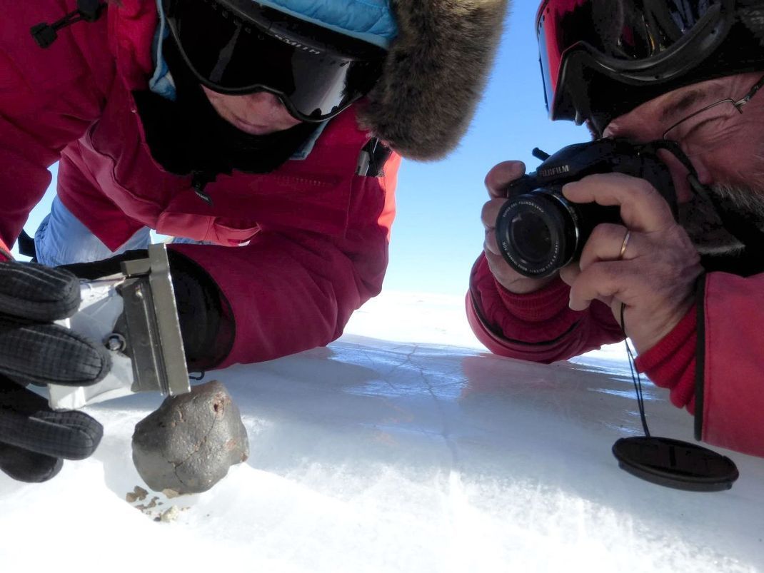 Überleben die Brocken aus dem All den heißen Ritt durch die Atmosphäre und erreichen den Erdboden, werden sie Meteoriten genannt. Hier ein Fund in der Antarktis. Dort sind sie besonders leicht zu finden, weil sie sich farblich vom Eis abheben.
