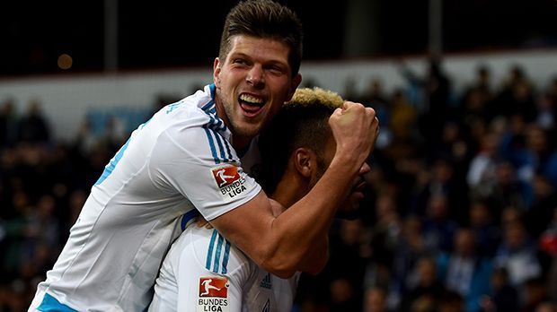 
                <strong>Ersatzbank: Klaas-Jan Huntelaar (32, FC Schalke 04)</strong><br>
                Ersatzbank: Klaas-Jan Huntelaar (32, FC Schalke 04): Der Holländer hat in seinen mehr als fünf Jahren auf Schalke gezeigt, was er drauf hat. 2011/12 gewann er mit 29 Treffern die Torjägerkanone. Mittlerweile ist der "Hunter" 32 Jahre alt - mit den Top-Torjägern kann er aktuell nicht mithalten. Mit seinen fünf Saistontoren ist er dennoch der treffsicherste Schalker und nebenbei ein wichtiger Führungsspieler für das Team.
              