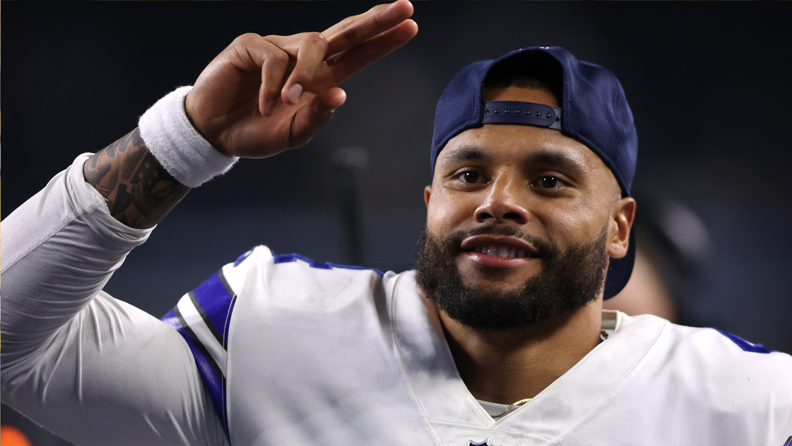 
                <strong>Gewinner: Dak Prescott </strong><br>
                Nach fast genau einem Jahr kehrte Prescott zurück auf den Rasen im heimischen AT&T Stadium. Und das Comeback hätte besser nicht laufen können. Drei Touchdown-Pässe, 21 angekommene Zuspiele bei 26 Versuchen für 238 Yards, keine Interception - ein Offensiv-Feuerwerk der Dallas Cowboys. 41:21 gewann Dallas gegen die Philadelphia Eagles (zu den Highlights). Mit solchen Leistungen rechtfertigt Prescott seinen fetten 160-Millionen-Dollar-Vertrag. Mit einem Prescott in dieser Form können die Cowboys, die einen der leichteren Spielpläne erwischt haben, um die Playoffs kämpfen. 
              