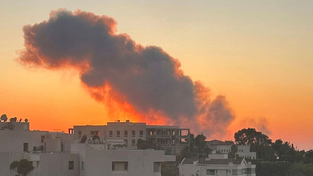 Libanon, Beirut: Rauch steigt nach israelischen Luftangriffen in Beirut auf, gesehen von Baabda aus. 