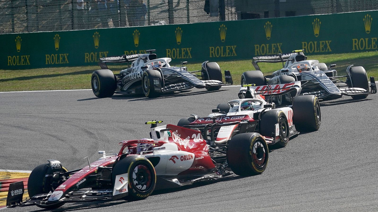 
                <strong>Vier Teams kämpfen um Platz 6 in der Konstrukteurswertung</strong><br>
                Für Außenstehende mag es wenig spannend erscheinen, wer sich Platz 6 in der Konstrukteurswertung schnappt. Tatsächlich aber geht es dabei um eine Menge Geld, welches je nach Endstand an die Teams verteilt wird. Mit Alfa Romeo (52 Punkte), Aston Martin (51 Punkte), Haas (38 Punkte) und AlphaTauri (36 Punkte) sind die Teams zwischen Rang sechs und neun innerhalb von 16 Punkten zusammengerückt. Lediglich Williams ist mit acht Punkten völlig abgeschlagen.
              