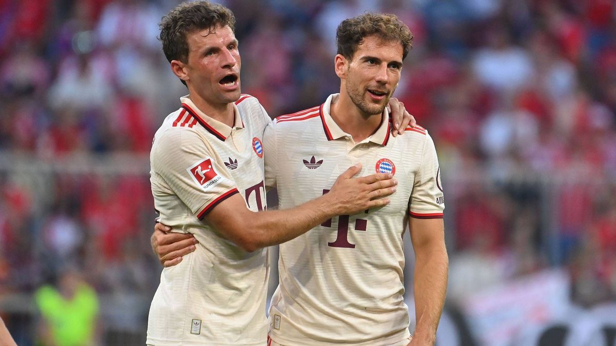 v.li:Thomas MUELLER (MÜLLER,Bayern Muenchen) und Leon GORETZKA (Bayern Muenchen) nach Spielende, Aktion. Fussball 1. Bundesliga Saison 2024 2025, 2.Spieltag, Spieltag02 FC Bayern Muenchen - SC Frei...