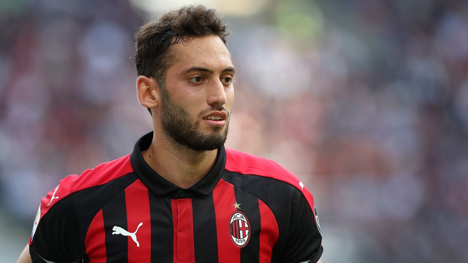 
                <strong>Hakan Calhanoglu (AC Mailand)</strong><br>
                Kommt es zu einer Deutschland-Rückkehr von Hakan Calhanoglu? Der türkische Nationalspieler spielte bereits für den Karlsruher SC, den Hamberger SV und Bayer Leverkusen, bevor er 2017 zum AC Mailand wechselte. Dort legt der offensive Mittelfeldspieler mit 29 Torbeteiligungen in 61 Einsätzen eigentliche solide Statistiken auf und der 24-Jährige steht fast immer in der Startelf. Doch laut "transfermarkt.de" will Milan sich im Winter noch einmal verstärken, dabei könnte ein Transfererlös durch Calhanoglus Verkauf helfen.
              