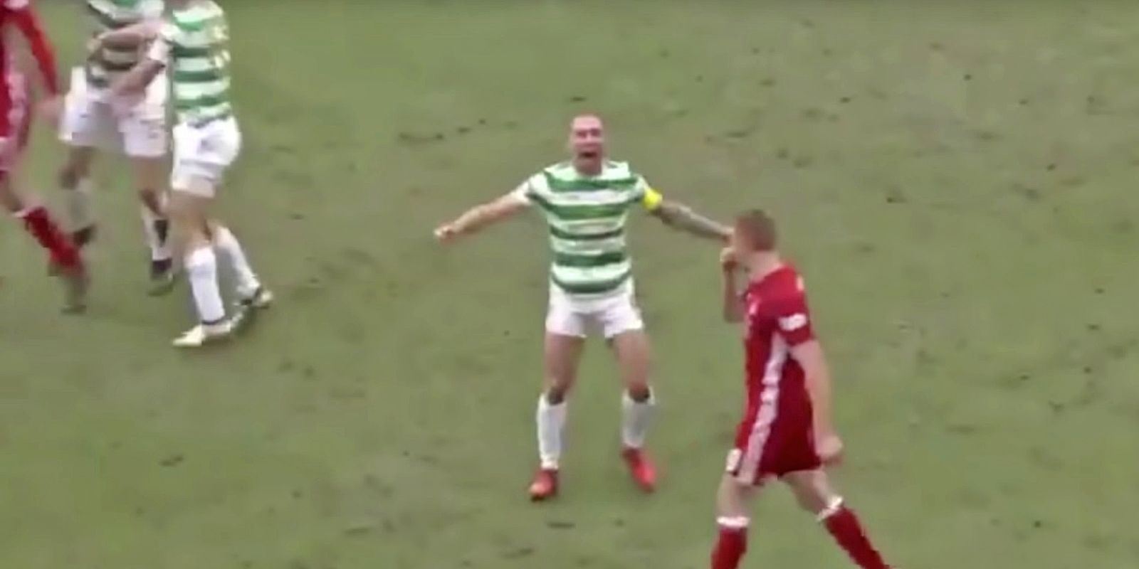 
                <strong>Dank Durchsetzungsfähigkeit zum Internet-Star</strong><br>
                Über die Grenzen des schottischen Fußballs hinaus wurde Scott Brown besonders im Frühjahr letzten Jahres bekannt. Beim 2:0-Sieg von Celtic gegen Aberdeen wurde er wenige Minuten vor dem Ende der Partie gleich zwei Mal direkt hintereinander brutal gefoult und dann noch mit dem Ball abgeschossen – nur um dann, wie hier zu sehen, jubelnd aufzustehen. Die Szene machte ihn zum Internet-Star.
              