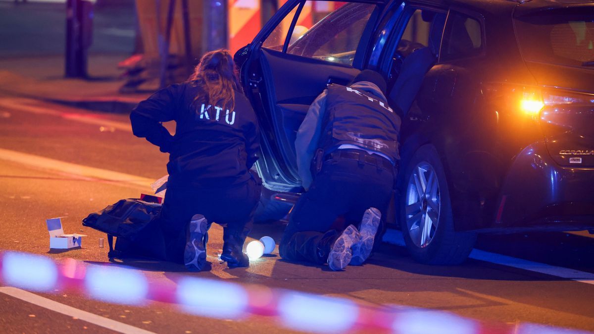 Beamte der Polizei untersuchen den Tatort.