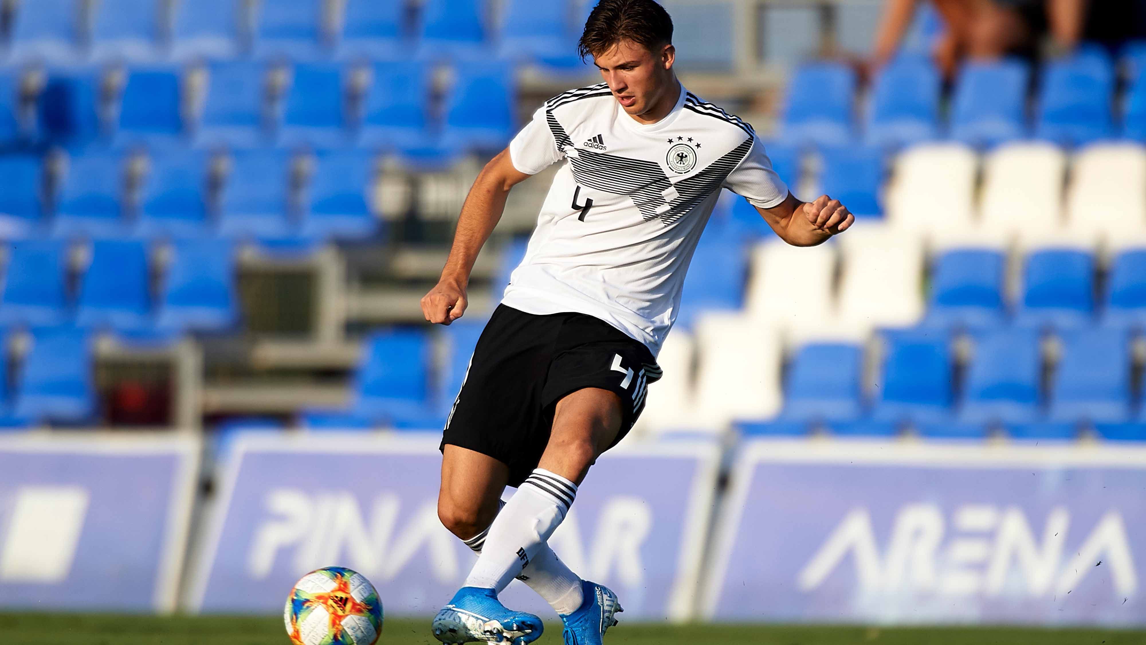 
                <strong>Antonis Aidonis (Abwehr, VfB Stuttgart)</strong><br>
                Der zweitjüngste Bundesligadebütant beim VfB Stuttgart, Antonis Aidonis könnte ein Abwehrspieler für die Zukunft sein. Zwar konnte der 19-Jährige in der abgelaufenen Saison kein Spiel für die Aufstiegsmannschaft der Schwaben absolvieren, aber mit der zweiten Mannschaft gelang der Titel in der Oberliga. Vertrauen von den Cannstädtern bekommt Aidonis auch. Im Juli verlängerte der Innenverteidiger seinen Vertrag um weitere zwei Jahre bis 2023 und dürfte somit ein wichtiger Bestandteil für die kommende Bundesligamannschaft der Stuttgarter werden.
              