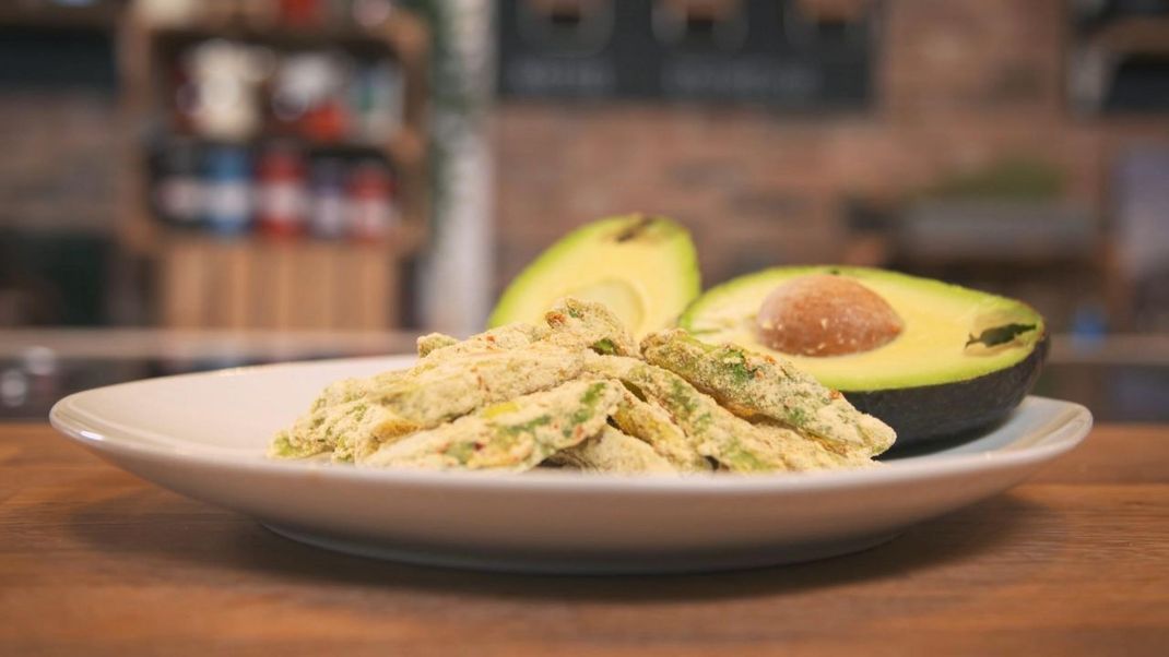 Pommes müssen nicht vor Fett triefen oder mit Käse überbacken in Bratensauce schwimmen, wie etwa der kanadische Klassiker Poutine. Wir zeigen dir, wie du gesunde - und ziemlich leckere - Avocado Fries selber machen kannst.