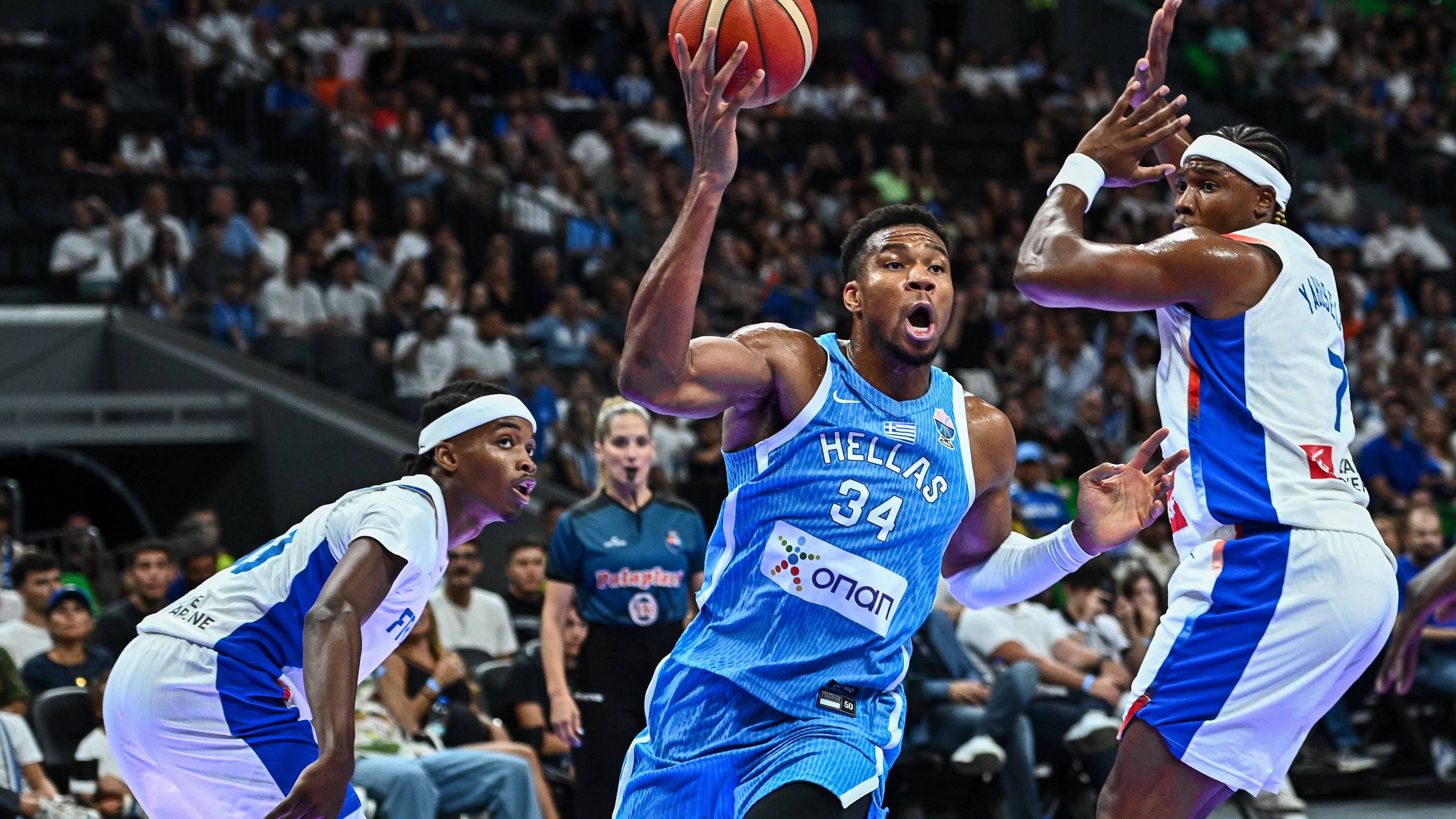 <strong>Giannis Antetokounmpo (Griechenland/30)</strong><br>... So wie bei seinem ersten Einsatz in diesem Sommer. Bei der dominanten Vorstellung gegen EM-Gastgeber Lettland (104:86) gelang dem Forward in 15 Minuten Einsatzzeit mit 25 Punkten und zehn Rebounds ein Double-Double. Antetokounmpo, 2018 als Europas Spieler des Jahres ausgezeichnet, träumt von einem weiteren Titel. 2021 hatte er den Milwaukee Bucks die NBA-Krone geschenkt.