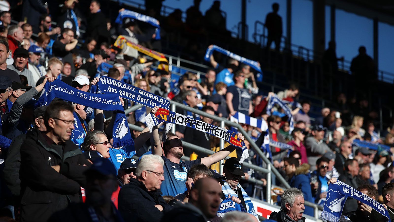 
                <strong>Ohne Platzierung: TSG 1899 Hoffenheim</strong><br>
                Die TSG hat noch keinen üblichen Dauerkartenverkauf gestartet. Der Klub wolle vorerst das Infektionsgeschehen abwarten und die Entwicklungen in den kommenden Wochen "bewusst und aufmerksam beobachten". So sahen die Preise zuletzt aus:Stehplatz: 150 Euro Teuerste Sitzplatzkategorie: 584 Euro 
              