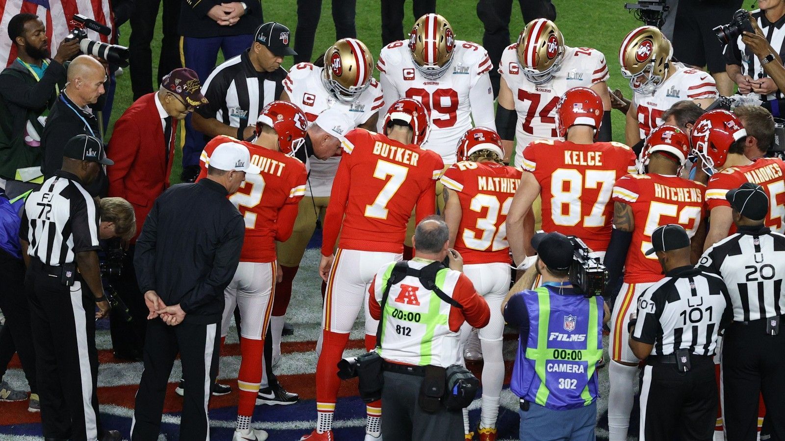 
                <strong>Der Coin Toss als schlechtes Omen? </strong><br>
                Vor dem Spiel sollte der Blick genau auf den Coin Toss gerichtet werden. Denn: In den vergangenen sieben Jahren verlor jeweils die Mannschaft, die den Coin Toss gewann, am Ende das Spiel. 2014 behauptete sich mit den Seattle Seahawks letztmals ein Team sowohl beim Coin Toss als auch in der Partie.
              