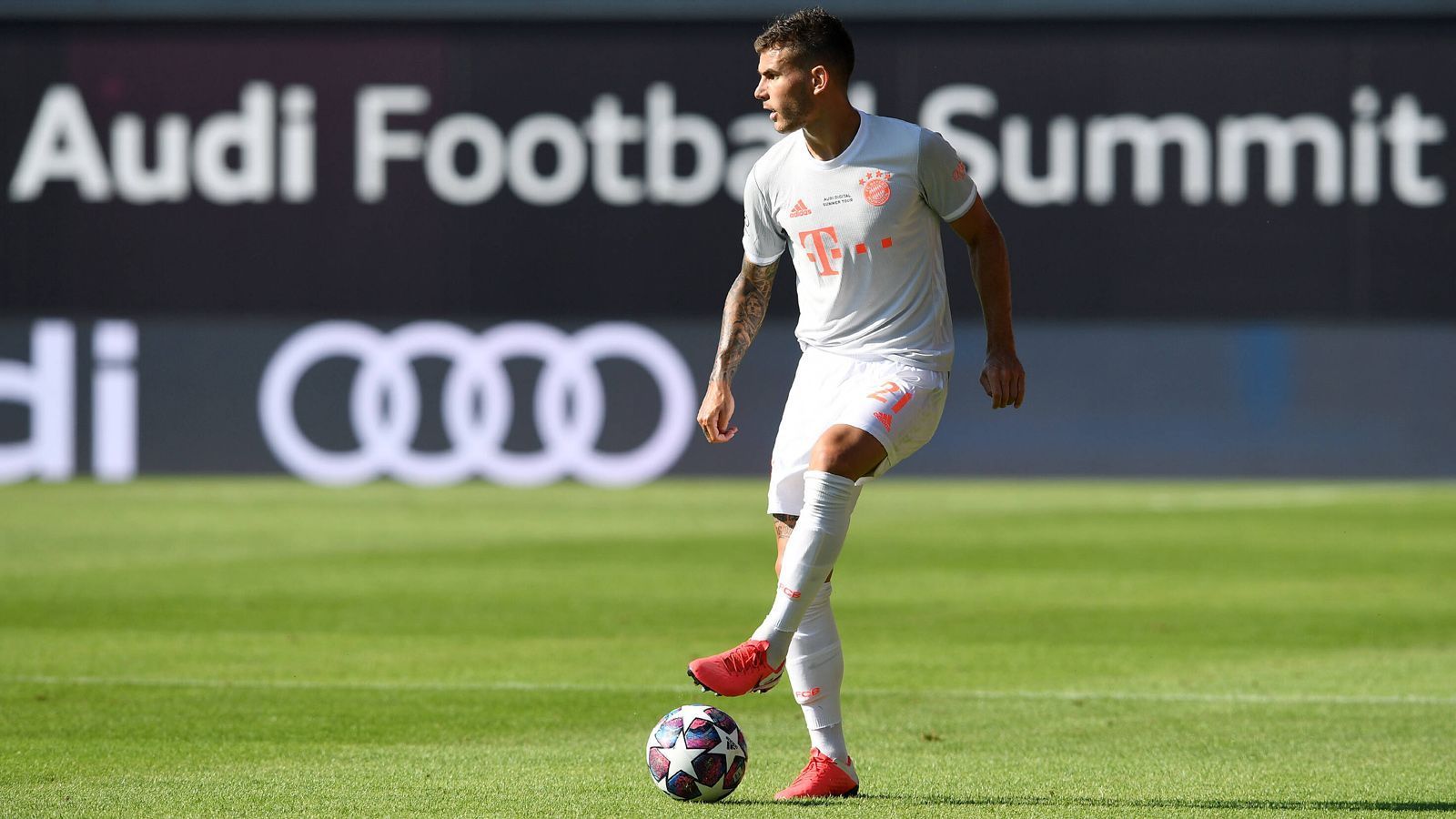 
                <strong>Lucas Hernandez</strong><br>
                80 Millionen Euro Ablöse zahlte der FC Bayern München, um Lucas Hernandez von Atletico Madrid loszueisen. Es war der teuerste Transfer der Vereins- und Bundesliga-Geschichte. In seiner ersten Bundesliga-Saison konnte der Franzose den Anforderungen noch nicht gerecht werden. Sein großes Problem: die Verletzungen. Der Abwehrallrounder kam von einer Innenbandverletzung gebeutelt nach München, zählte dann zwar ab dem 2. Spieltag zur Startformation, zog sich im Oktober aber erneut eine Knieverletzung zu und fehlte bis in den Februar hinein. Im Champions-League-Finalturnier spielt er praktisch überhaupt keine Rolle, wurde lediglich gegen den FC Barcelona sechs Minuten vor Spielende eingewechselt. Sein Vertrag läuft noch bis Sommer 2024. Laut "kicker" wird "in der Branche" allerdings gemunkelt, dass eine weitere Zusammenarbeit "keinesfalls gesichert" sei.  
              