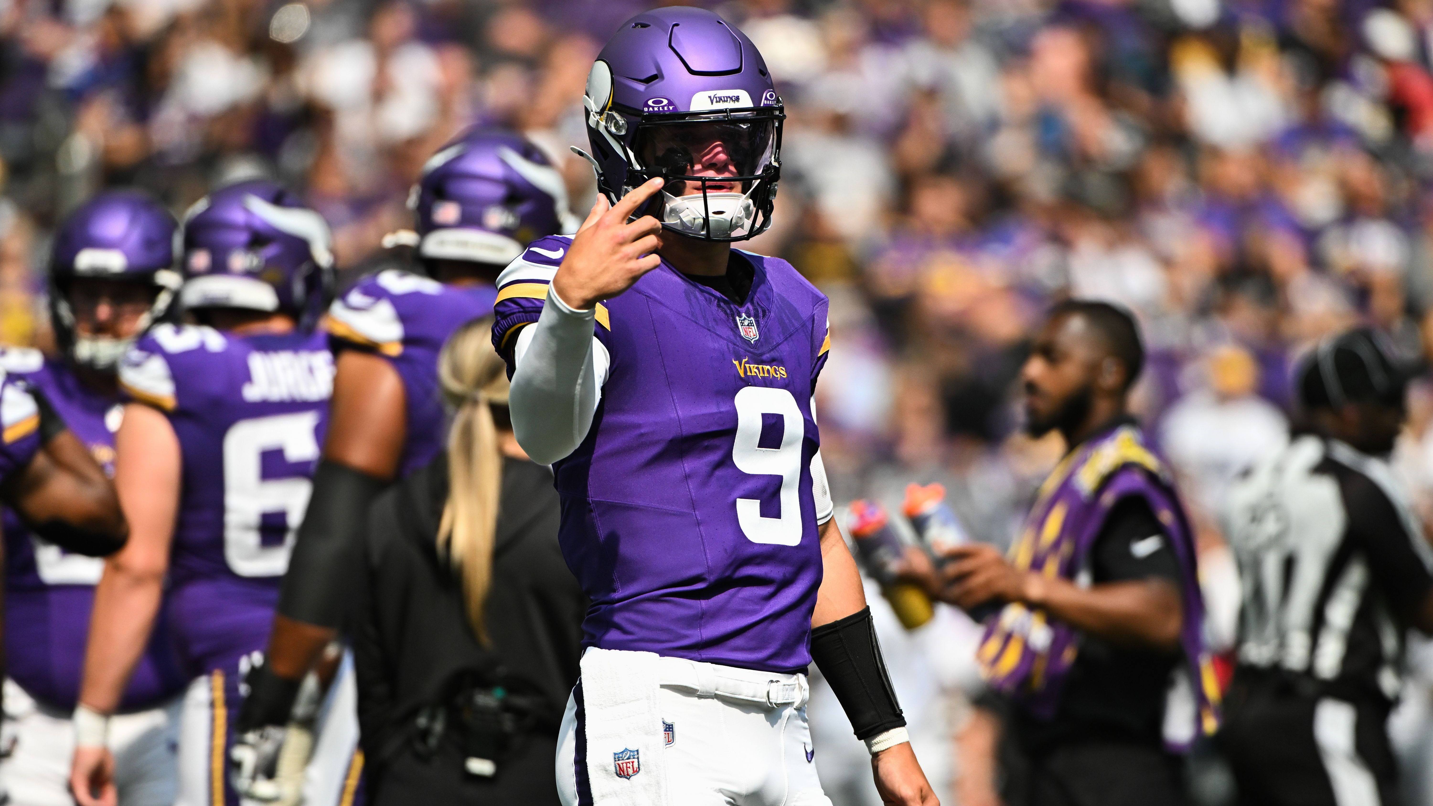 <strong>Minnesota Vikings: J.J. McCarthy bestmöglich vorbereiten</strong><br>Seine Rookiesaison verpasste Quarterback J.J. McCarthy komplett, jetzt ist er zurück - und soll quasi ohne Anlaufzeit sofort die Vikings-Offense anführen. Einen doppelten Boden in Form eines erfahrenen Veterans wie Sam Darnold gibt es dieses Mal nicht, Neuzugang Sam Howell ist deutlich schwächer einzuschätzen. McCarthy steht also unter Druck - und hat nicht viel Vorbereitungszeit.