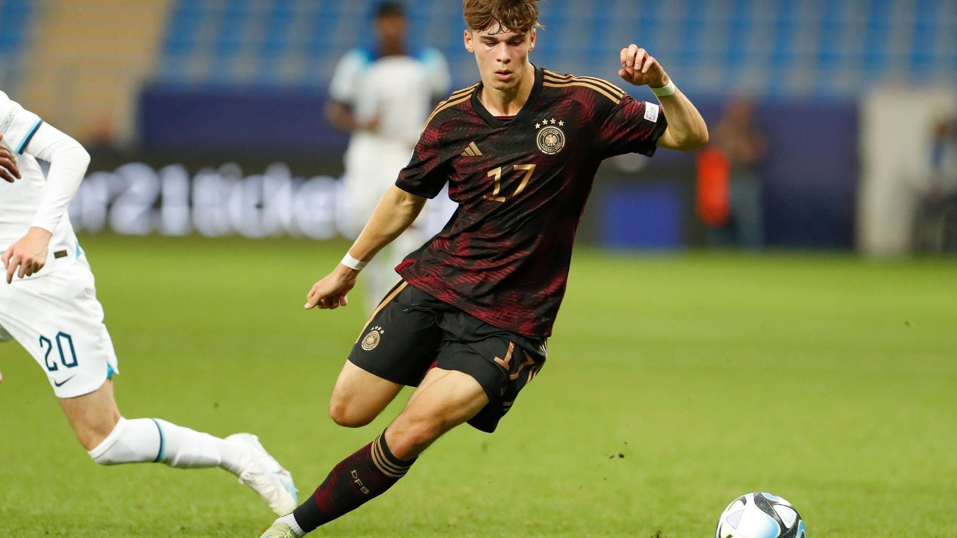 
                <strong>Noah Weißhaupt</strong><br>
                Kam in jedem Spiel zum Einsatz – zwei Mal von der Bank, ein Mal von Beginn an. Den ganz entscheidenden Einfluss hatte der Freiburger nicht, von ihm ging aber immerhin ein wenig Esprit und Spielwitz aus. Das können nicht alle U21-Stars von sich behaupten. ran-Note: 3
              