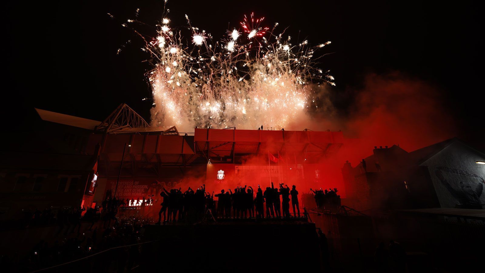 
                <strong>Schattenspiele vor dem Stadion</strong><br>
                Noch ein Blick raus aus dem Stadion, wo die Fans feierten, aber bestimmt auch litten. Immerhin bekamen sie die Feuershow mit eigenen Augen zu sehen.
              